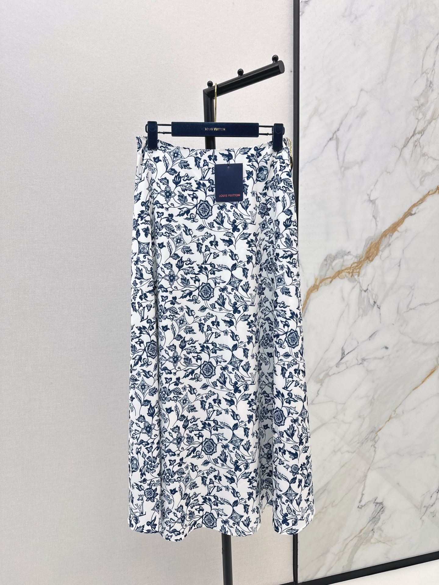 NO:306936,L Home 25Ss——————The latest vine printed half-length skirt in early spring is customized twill silk material, breathable and comfortable, full texture. The whole body is decorated with large areas of flowers, plants and vines as the highlight. It is matched with a simple and durable contrasting color system, and adds a new Chinese style elegant atmosphere. The pattern contains four-leaf clover and letter elements. Low key highlights the luxury taste. The style shows a good proportion of long legs. One color is available for sale in stock., louis vuitton, skirts, alexander wang19860909L家 25Ss————早春最新款藤蔓印花半身长裙定制斜纹绵绸材质 透气舒适 质感十足 通体以大面积花草藤蔓元素铺陈作为亮点 搭配简单耐看的对比色系 更添新中式素雅气息 细看纹路包含四叶草和字母元素 低调彰显奢华品味 版型穿出长腿好比例 一色现货发售sml,,louis vuitton,skirts,alexander wang,Women's clothing