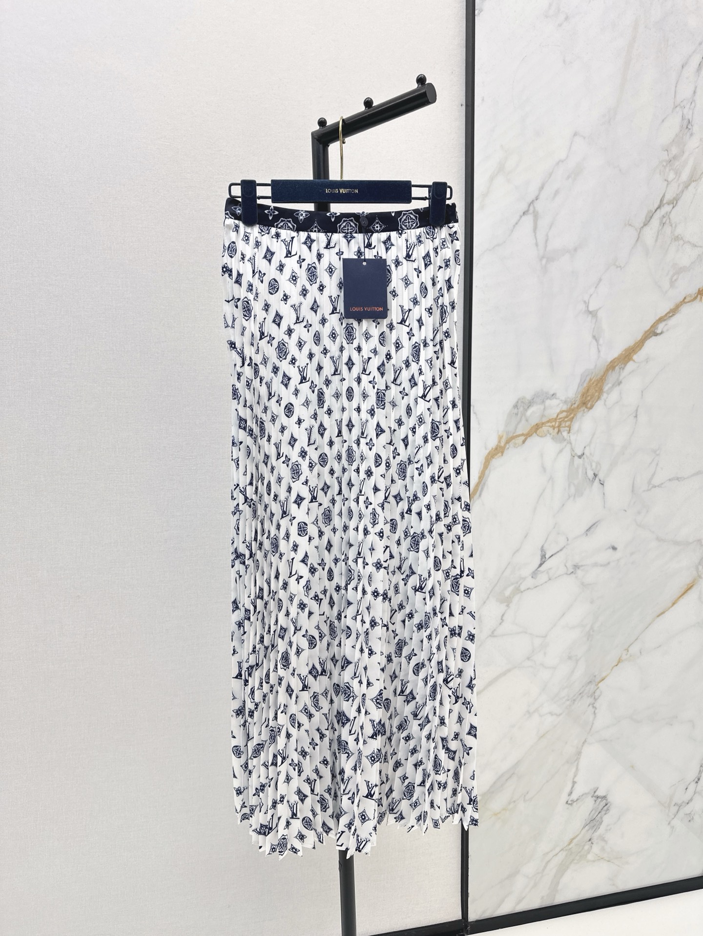 NO:306931,L Home 25Ss————The latest spring and summer high-waist elastic pleated long skirt custom imported twill thick material, high-quality texture, pearlescent and noble high-waist pleated long skirt cut, full of four-leaf clover elements, letters and logo jacquard, highlight the waistline, full of weight pleated skirt, swaying in action, bringing out an elegant atmosphere and a strong aura, special craftsmanship pleated not easy to loosen and deform, versatile items can easily wear fashionable and fashionable, one-color spot on sale, s, louis vuitton, skirts, alexander wang19860909L家 25Ss————春夏最新款高腰弹力百褶长裙定制进口斜纹稠材质 质地高级 珠光贵气 高腰百褶长裙剪裁 通体满铺四叶草元素字母徽标提花 突出腰线 份量感十足的百褶裙摆 行动间摇曳生姿 带出优雅气息和强大气场 特殊工艺压褶不易松散变形 百搭单品轻松穿出时髦洋气感 一色现货发售s,,louis vuitton,skirts,alexander wang,Women's clothing