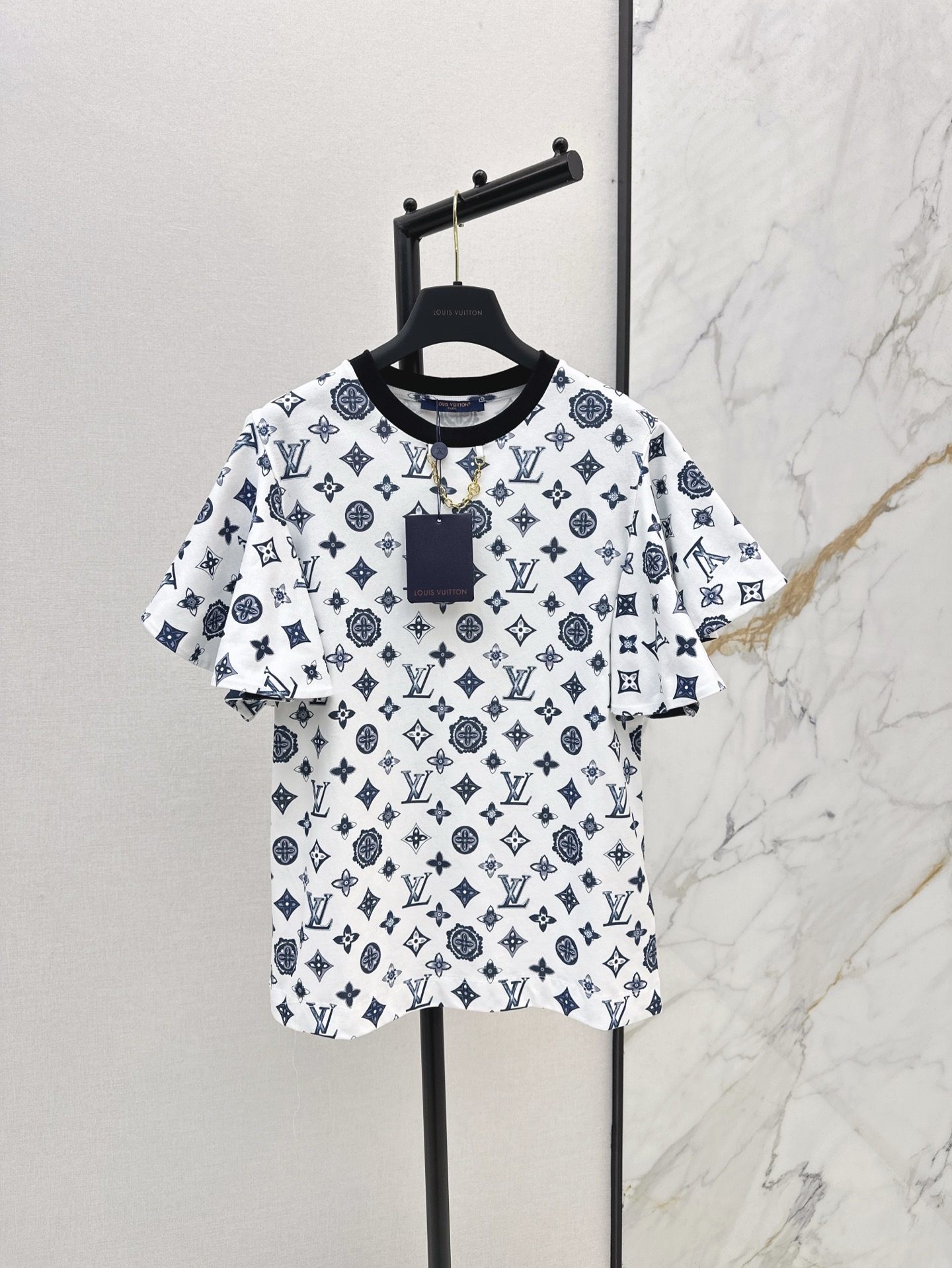 NO:306927,L Home 25Ss—————The latest round neck flying sleeve chain decorative T-shirt in early spring breathable and comfortable texture, full of texture, threaded edge-covered T-shirt cutting, highlighting the brand style, made of gram-weight pure cotton, slightly elastic, giving a slim visual effect, the sleeves are stacked with small flying sleeves, rich layers to modify the fat, the neckline adds highlights with metal letter chain decoration, one-color spot sml,,louis vuitton,tees, t-shirt,alexander wang19860909L家 25Ss————早春最新款圆领飞袖链条装饰T恤透气舒适 质感十足 螺纹包边领T恤裁剪 凸显品牌格调 采用克重纯棉制成 略带有弹力 呈现显瘦视觉效果 袖子采用小飞袖堆叠设计 层次丰富修饰赘肉 领口以金属字母链条装饰增添亮点 一色现货发售sml,,louis vuitton,tees，t-shirt,alexander wang,Women's clothing