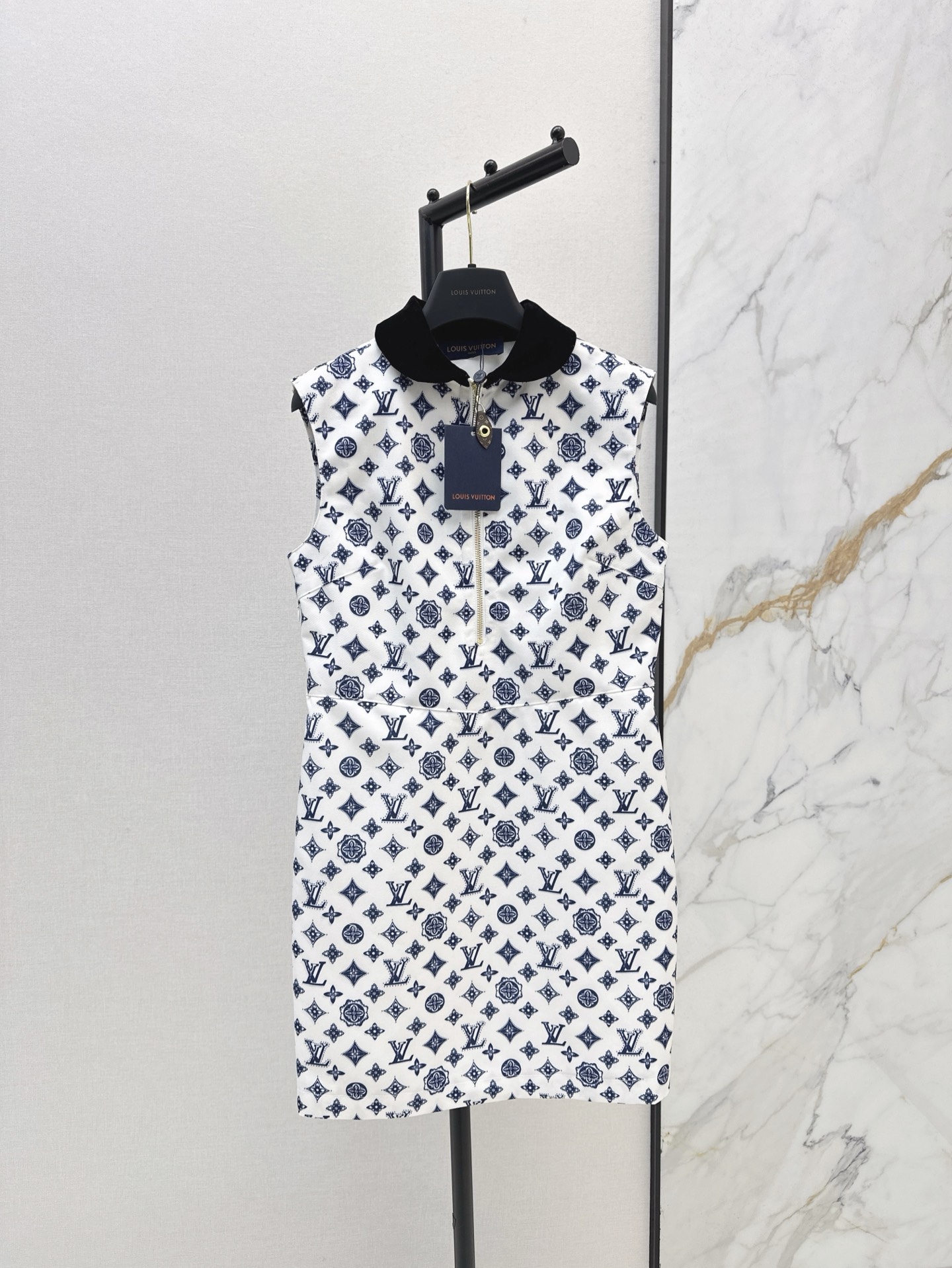 NO:306923,L Home 25Ss—————The latest spring and summer lapel zipper vest dress with delicate texture custom fabric, elastic and comfortable lapel zipper half-plate design, the whole body is full of iconic four-leaf clover elements and letter logos, showing the brand trend positioning, the neckline and the large body form a contrasting color, the emphasis is appropriate, the waist is narrowed and the tailor is easily attracted by the thin waist, the appropriate skirt shows the good proportion of long legs, one color is on sale in stock,, louis vuitton, skirts, alexander wang19860909L家 25Ss————春夏最新款翻领拉链背心连衣裙肌理感细腻的定制面料 弹力舒适 翻领拉链半开襟设计 通体满印标志性四叶草元素和字母徽标 尽显品牌潮流定位 领口与大身形成撞色 重点凸显得当 腰间收窄剪裁利落轻松被细腰吸引 恰当裙长展现长腿好比例 一色现货发售sml,,louis vuitton,skirts,alexander wang,Women's clothing