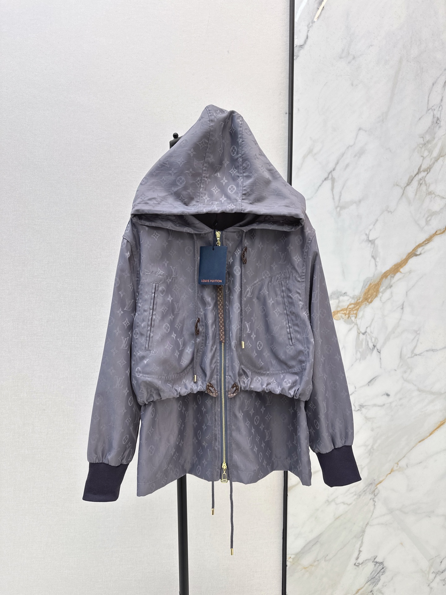 NO:306932,L Home 25Ss———The latest model of early spring jacquard hooded jacket customized imported jacquard jacket fabric, breathable and comfortable, full texture, hooded drawstring jacket style, the large body is full of jacquard as the highlight, the letter logo complements the four-leaf clover elements, low-key display of taste, the cuffs are elastic and elastic, fit the body, lighter and flexible hem tightening design, easy outline the waist, get rid of bloat, first-class wind and cold protection effect, two colors are available for sale sml,,louis vuitton,jackets & coats,hats,alexander wang19860909L家 25Ss———早春最新款提花连帽冲锋外套定制进口提花冲锋衣面料 透气舒适 质感十足 连帽抽绳冲锋外套版型 大身通体以提花满铺作为亮点 字母徽标与四叶草元素相得益彰 配合皮标拉链扣低调彰显品味 袖口弹性松紧贴合身型 更轻便灵活下摆收紧设计 轻松勾勒腰身 摆脱臃肿 防风御寒效果一流 两色现货发售sml,,louis vuitton,jackets & coats,hats,alexander wang,Women's clothing