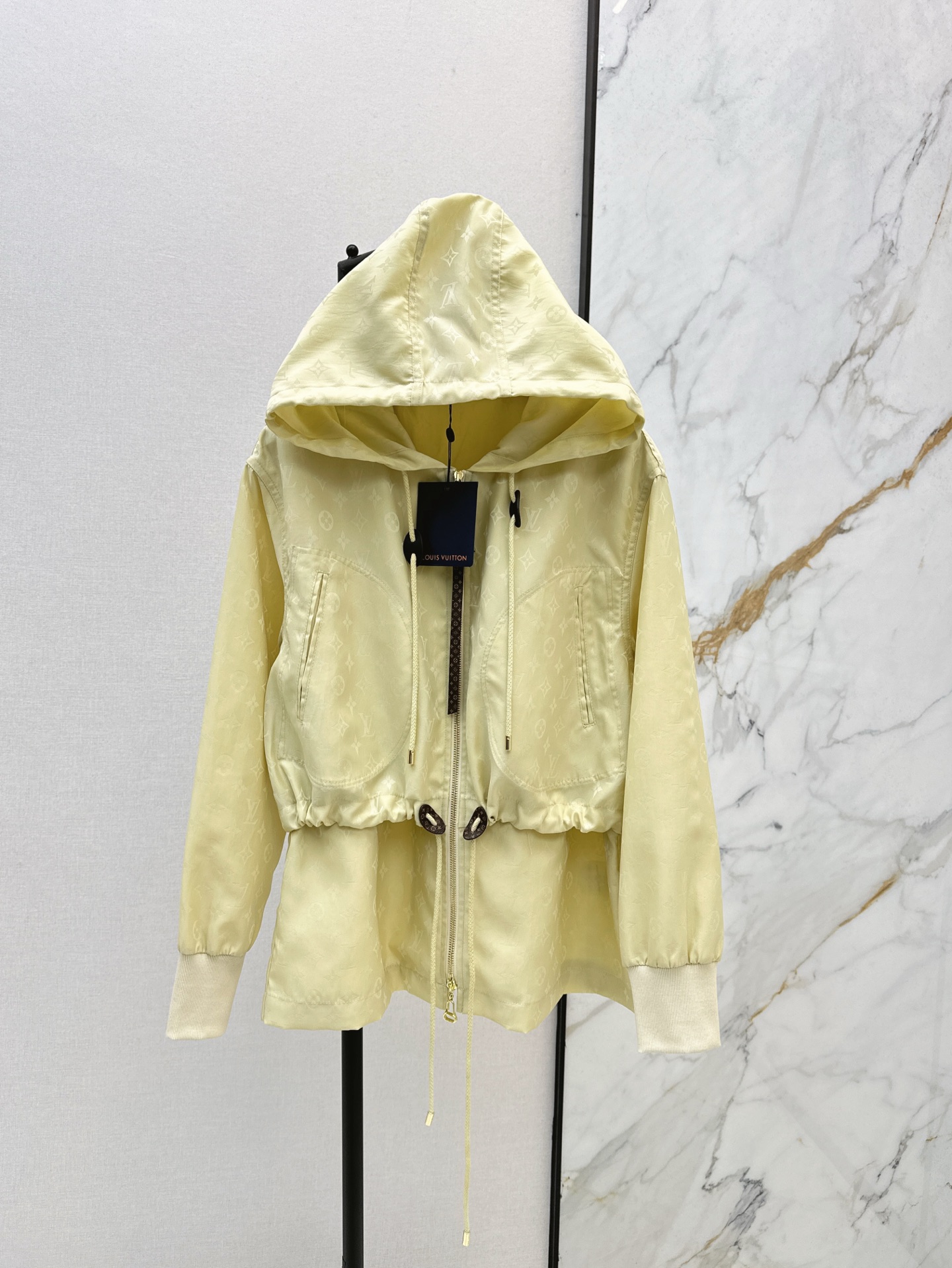 NO:306919,L Home 25Ss———The latest model of early spring jacquard hooded jacket customized imported jacquard jacket fabric, breathable and comfortable, full texture, hooded drawstring jacket style, the large body is full of jacquard as the highlight, the letter logo complements the four-leaf clover elements, low-key display of taste, the cuffs are elastic and elastic, fit the body, lighter and flexible hem tightening design, easy outline the waist, get rid of bloat, first-class wind and cold protection effect, two colors are available for sale in stock,,louis vuitton,jackets & coats,hats,alexander wang19860909L家 25Ss———早春最新款提花连帽冲锋外套定制进口提花冲锋衣面料 透气舒适 质感十足 连帽抽绳冲锋外套版型 大身通体以提花满铺作为亮点 字母徽标与四叶草元素相得益彰 配合皮标拉链扣低调彰显品味 袖口弹性松紧贴合身型 更轻便灵活下摆收紧设计 轻松勾勒腰身 摆脱臃肿 防风御寒效果一流 两色现货发售sm,,louis vuitton,jackets & coats,hats,alexander wang,Women's clothing