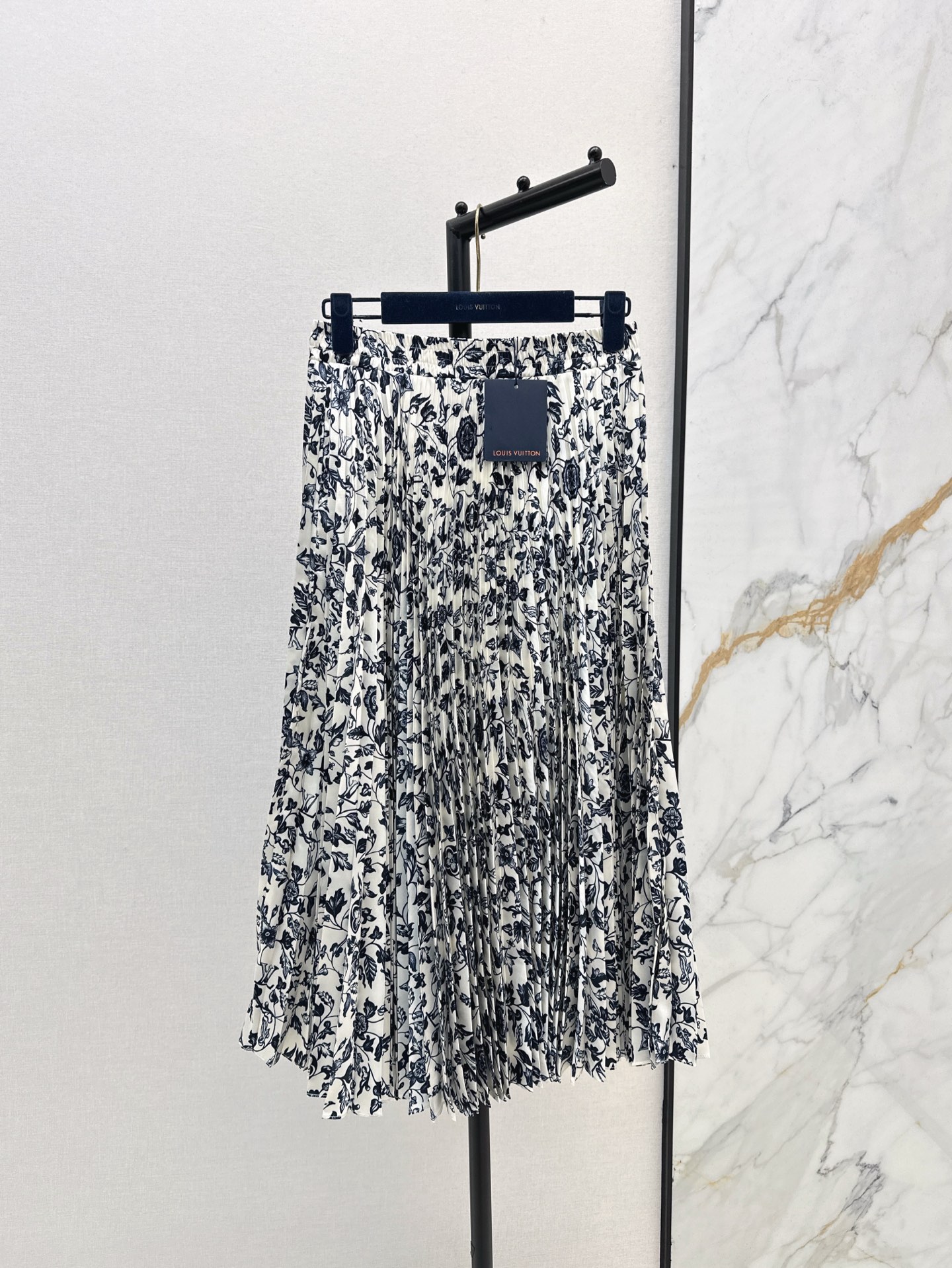 NO:306930,L Home 25Ss—————The latest printed pleated skirt in early spring, full texture, elegant and elegant design, everyday OL is OK, a fashionable pleated item with unique charm, one-color spot on sale sml 8,,louis vuitton, skirts, alexander wang19860909L家 25Ss————早春最新款印花百褶半裙 质感十足 优雅气质设计 日常OL都OK 一款具有独特魅力的时尚百褶单品 一色现货发售sml 8,,louis vuitton,skirts,alexander wang,Women's clothing