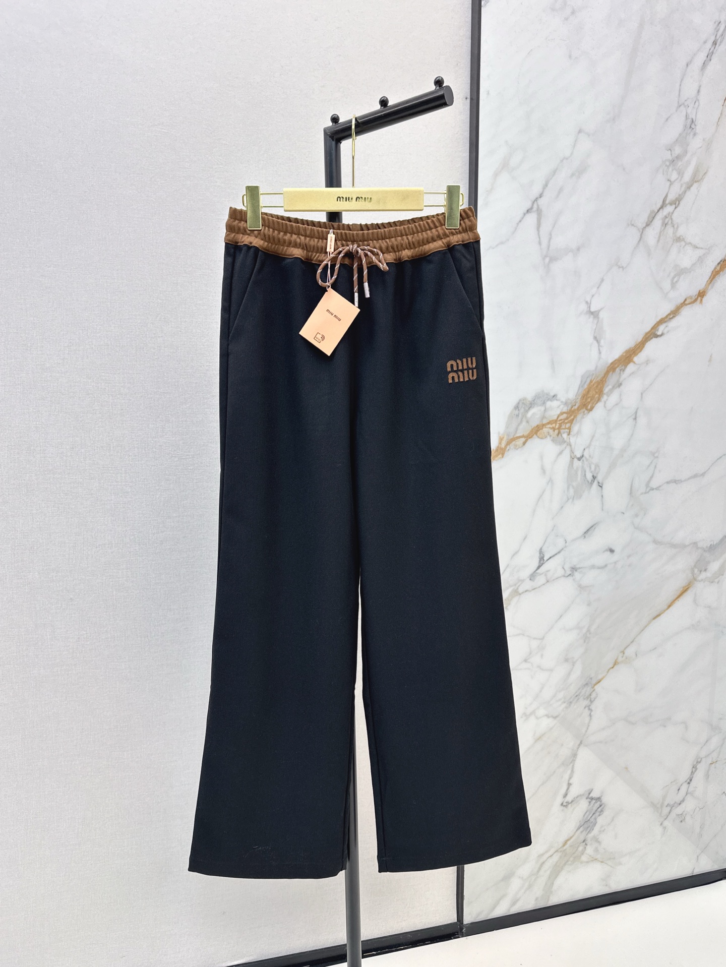 NO:306922,Miu 25Ss—————The latest trendy and easy-to-wear straight-leg pants in early spring, with a versatile style, high-end custom M-fabric, light and comfortable polyester fiber fabric, casual and free, beautiful color, good texture, retro and fashionable, all kinds of figures can be controlled, one color is available in stock, sml, miumiu, alexander wang19860909Miu 25Ss————早春最新款时髦好穿度爆棚行走的直筒裤 风格百搭 高级定制M家专属面料 轻薄舒适的聚脂纤维面料 随性洒脱 不旦颜色美 质感也敲好 复古又时尚 各种身材都可以驾驭 一色现货发售sml,,miumiu,alexander wang,Women's clothing