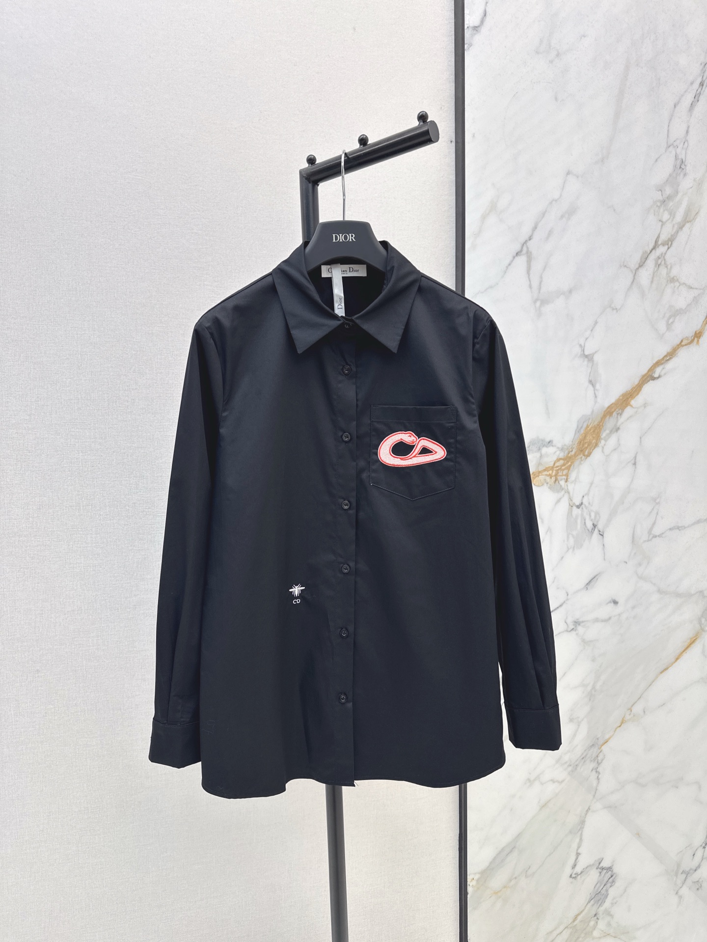 NO:306913,CD 25Ss——————The latest model of early spring forward-shoulder embroidered pocket shirt Customized cotton fabric texture comfortable, crisp and stylish Front-shoulder lapel shirt design Modify body temperament elegant exquisite pointed collar with single-breasted front closure neat tailoring details show the texture of the big brand. Large body plain color is versatile and not picky. Low-key sewn CD bee marking at waist. The embroidered chest pocket embroidery embroidered with snake-shaped brand logo echoes the year of the snake. The sense of high-end doubles. Two colors are on sale in stock. SML, Shirts, alexander wang19860909CD 25Ss————早春最新款正肩廓形刺绣口袋衬衫 定制棉质面料质感舒适 挺括有型 正肩翻领衬衫设计 修饰身材气质优雅 精致尖领搭配前襟单排扣装饰 利落剪裁细节彰显大牌质感 大身素色百搭不挑人 低调缝制CD蜜蜂标于腰间 胸前口袋刺绣点缀蛇形品牌徽标 与蛇年生肖相呼应 高级感倍增 两色现货发售sml,,shirts,alexander wang,Women's clothing