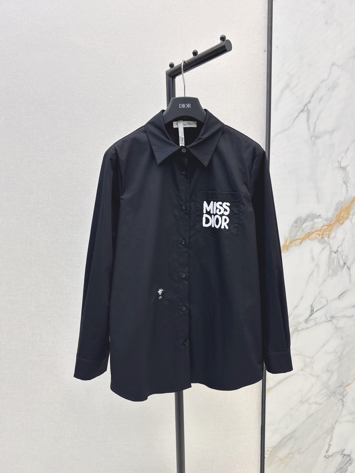 NO:306920,CD 25Ss—————The latest missD printed pocket shirt in early spring. Customized cotton fabric with comfortable texture. Clever and stylish. Front shoulder lapel shirt design. Decorate body with elegant temperament. Exquisite pointed collar and single-breasted front closure. Neat tailoring details show the texture of the big brand. Large body plain color is versatile and not picky. Logo letter printing. High-end feeling is doubled. Two colors are on sale in stock. SML, Shirts, alexander wang.19860909CD 25Ss————早春最新款missD 印花口袋衬衫 定制棉质面料质感舒适 挺括有型 正肩翻领衬衫设计 修饰身材气质优雅 精致尖领搭配前襟单排扣装饰 利落剪裁细节彰显大牌质感 大身素色百搭不挑人 logo字母印花 高级感倍增 两色现货发售sml,,shirts,alexander wang,Women's clothing