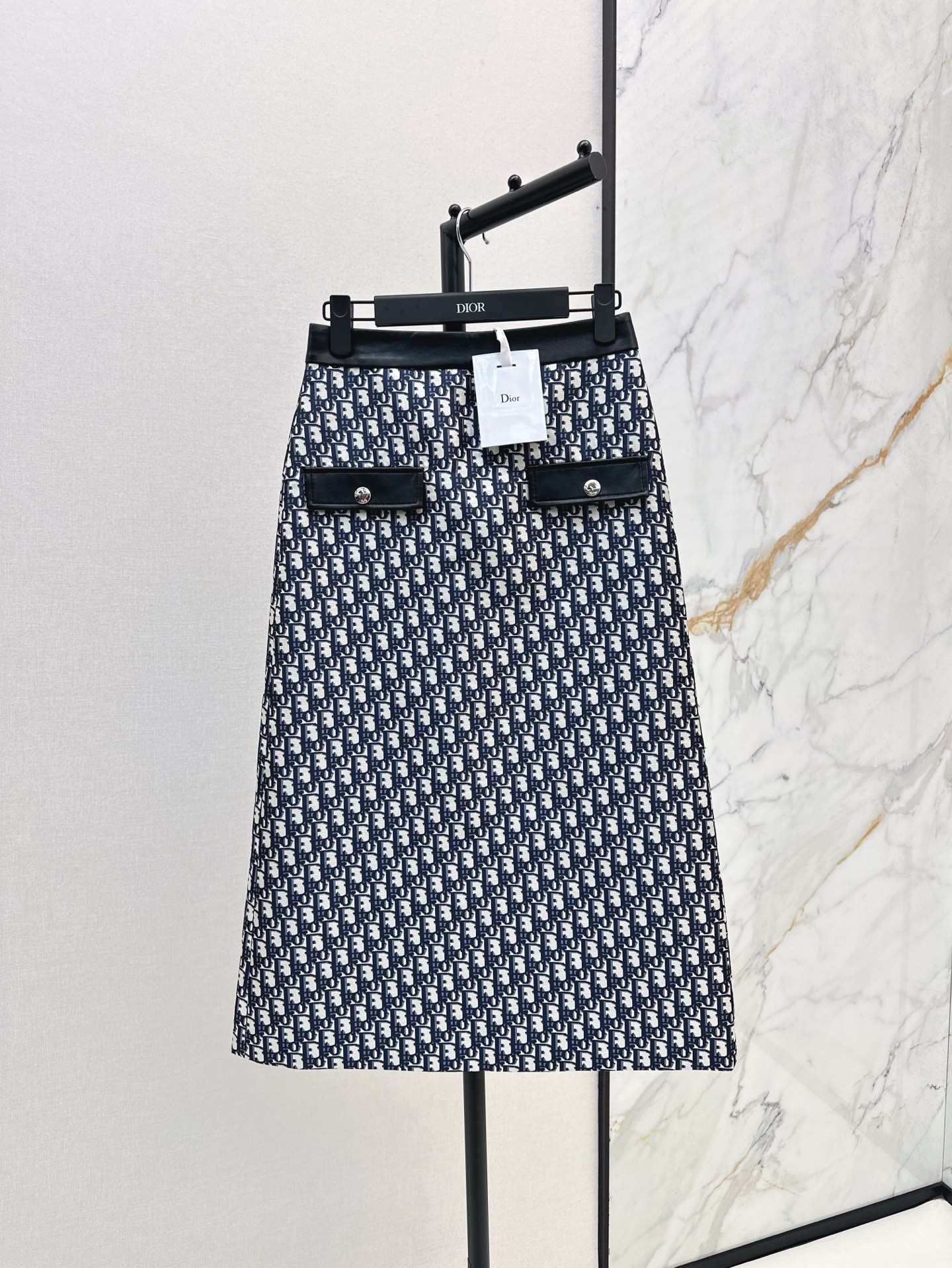 NO:306909,Skirts 25Ss———————The latest classic jacquard in early spring, a series of baseball uniforms jackets   shorts   skirts. Suitable for wearing in various occasions. Elevate temperament in seconds. It has a sense of aura. The fit style is an automatic slim look. It is an iconic logo pattern. The fabric is a fixed-woven jacquard. The upper body has a handsome feeling. A series of matching and commuting are very good. It is available in stock. SML, skirts, shorts, jackets & coats, alexander wang19860909半裙 25Ss————早春最新款经典提花一系列棒球服外套 短裤 半裙 各种场合都适合穿 秒抬气质 自带气场感 合身的版型 属于自动修身显瘦显高的 标志性的logo图案 面料是定织的提花 上身自带帅气感 一系列搭配通勤日常都很奈斯 一色现货发售sml,,skirts,shorts,jackets & coats,alexander wang,Women's clothing