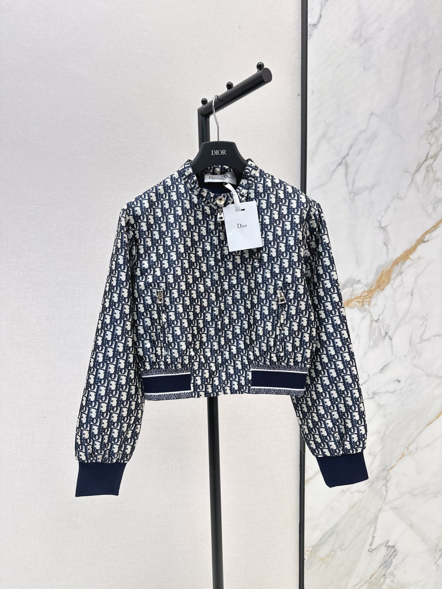 NO:306911,Jacket 25Ss——————The latest classic jacquard in early spring, a series of baseball uniforms, jackets   shorts   skirts. Suitable for wearing in various occasions. Elevate temperament, with a sense of aura, a fit style, which is automatically slimming and slimming and tall. The iconic logo pattern. The fabric is fixed-woven jacquard. The upper body has a handsome feeling. A series of matching and commuting are very good. One color is shipped in stock, skirts, shorts, jackets & coats, alexander wang19860909外套 25Ss————早春最新款经典提花一系列棒球服外套 短裤 半裙 各种场合都适合穿 秒抬气质 自带气场感 合身的版型 属于自动修身显瘦显高的 标志性的logo图案 面料是定织的提花 上身自带帅气感 一系列搭配通勤日常都很奈斯 一色现货发,,skirts,shorts,jackets & coats,alexander wang,Women's clothing