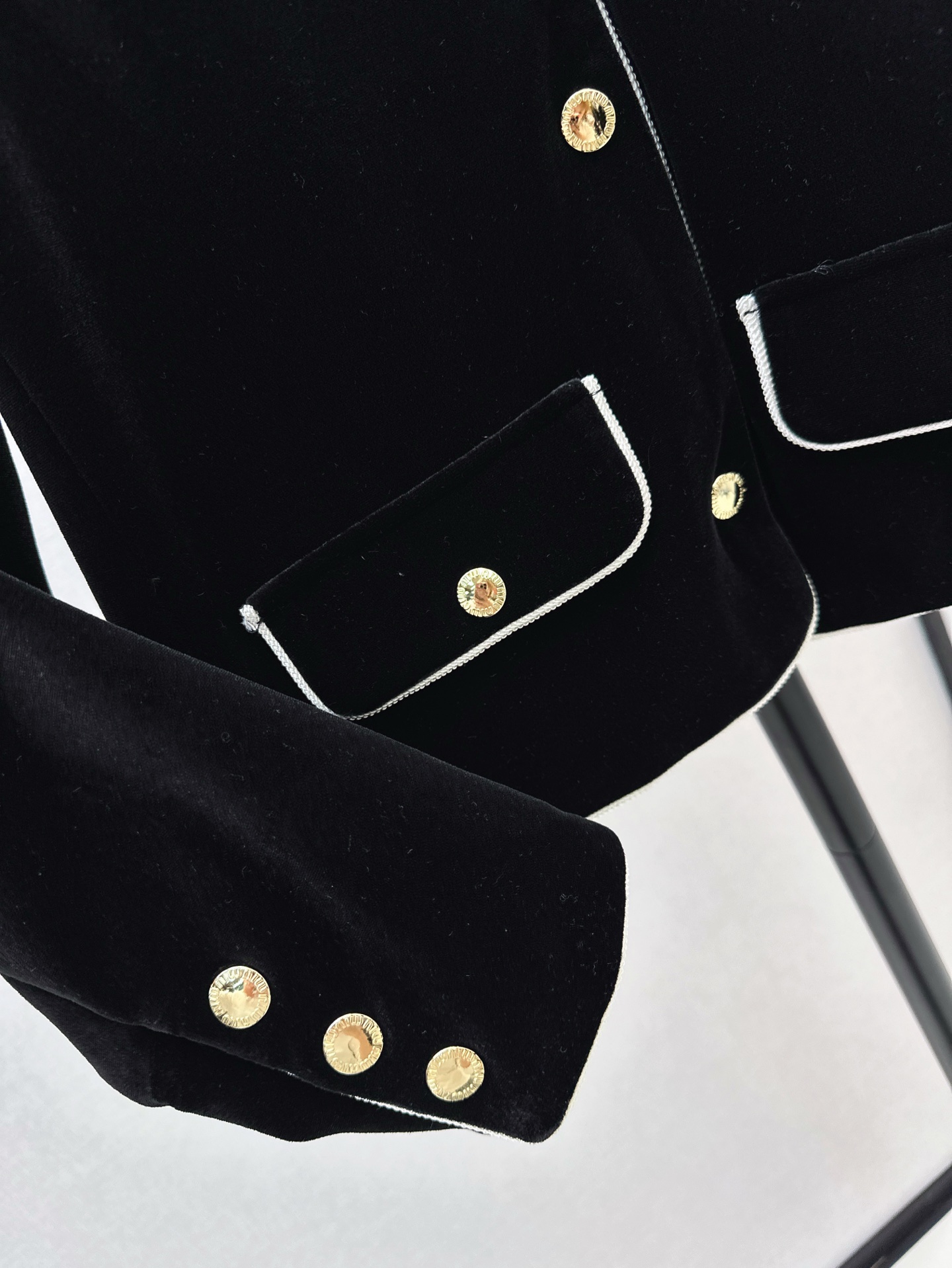 复古气质 Miu 25Ss————早春最新款logo字母装饰圆领丝绒外套 🖤精致感满满 非常实穿又能穿出