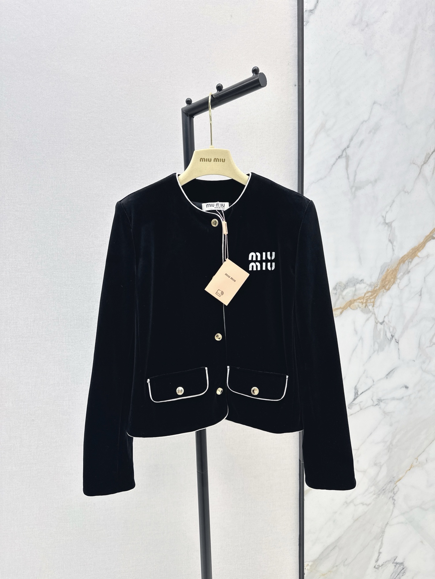 复古气质 Miu 25Ss————早春最新款logo字母装饰圆领丝绒外套 🖤精致感满满 非常实穿又能穿出