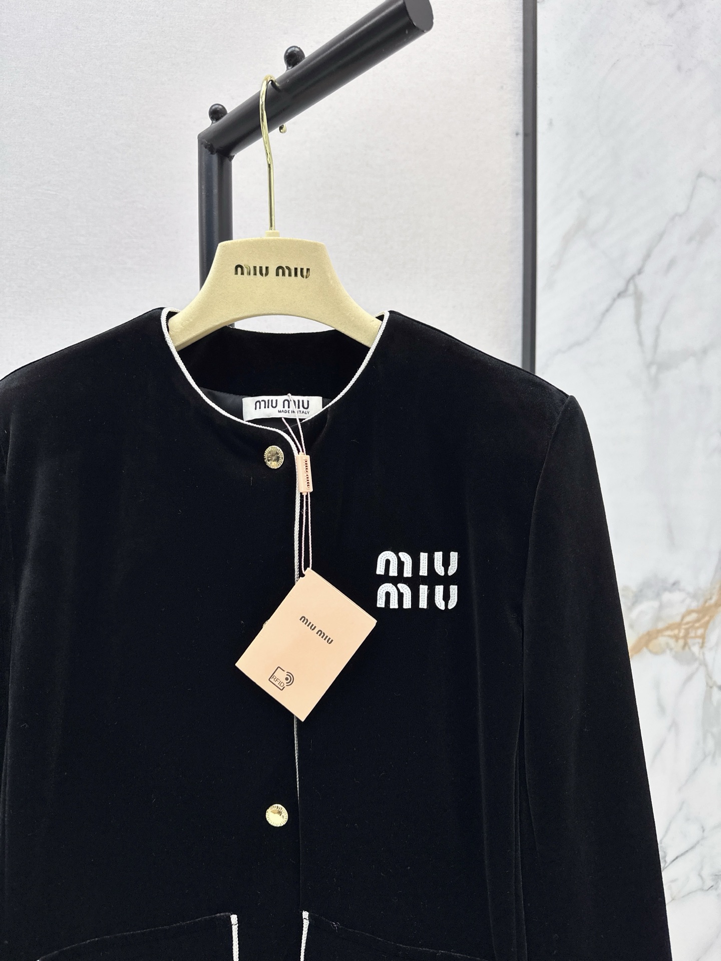 复古气质 Miu 25Ss————早春最新款logo字母装饰圆领丝绒外套 🖤精致感满满 非常实穿又能穿出