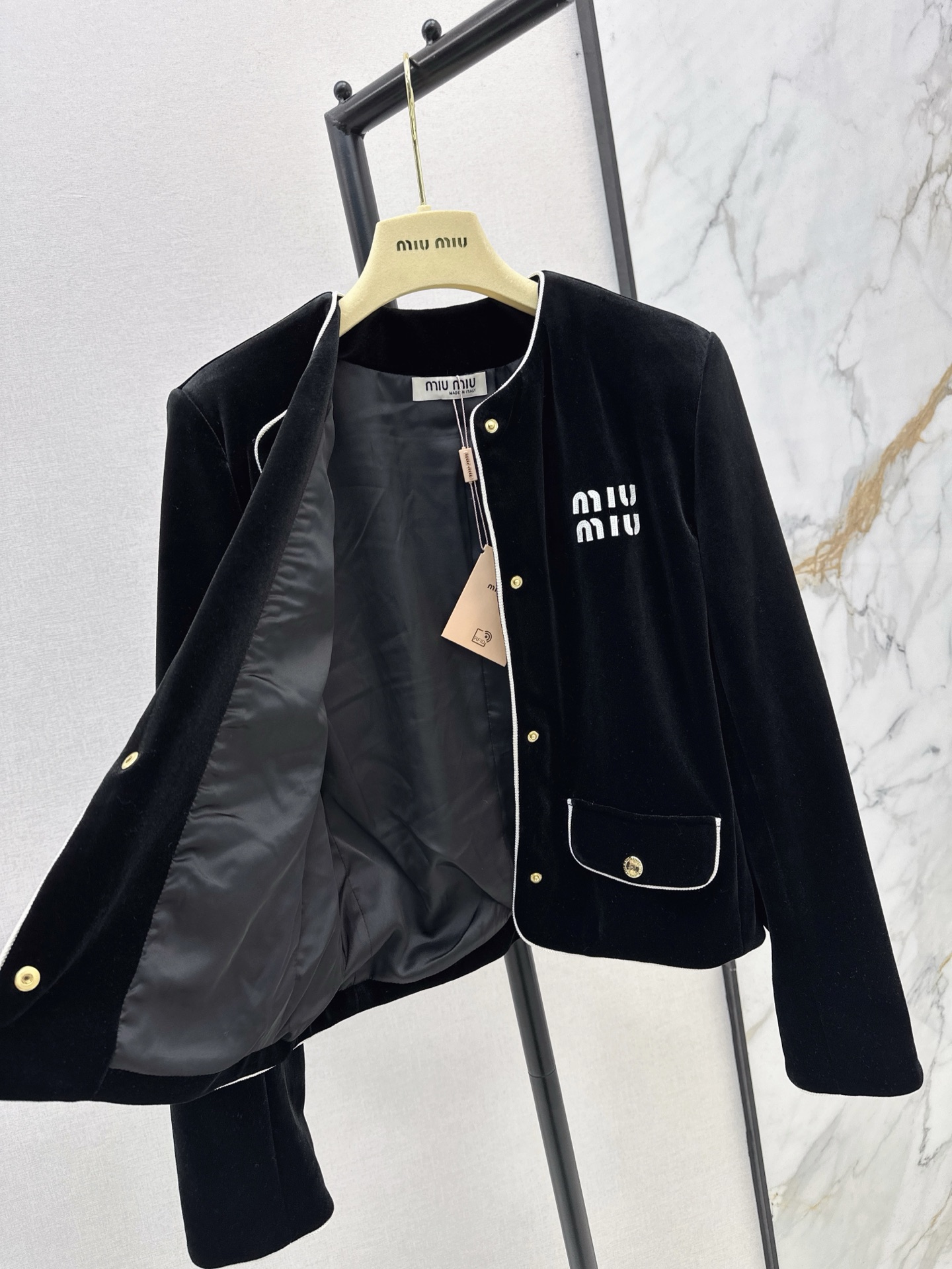 复古气质 Miu 25Ss————早春最新款logo字母装饰圆领丝绒外套 🖤精致感满满 非常实穿又能穿出
