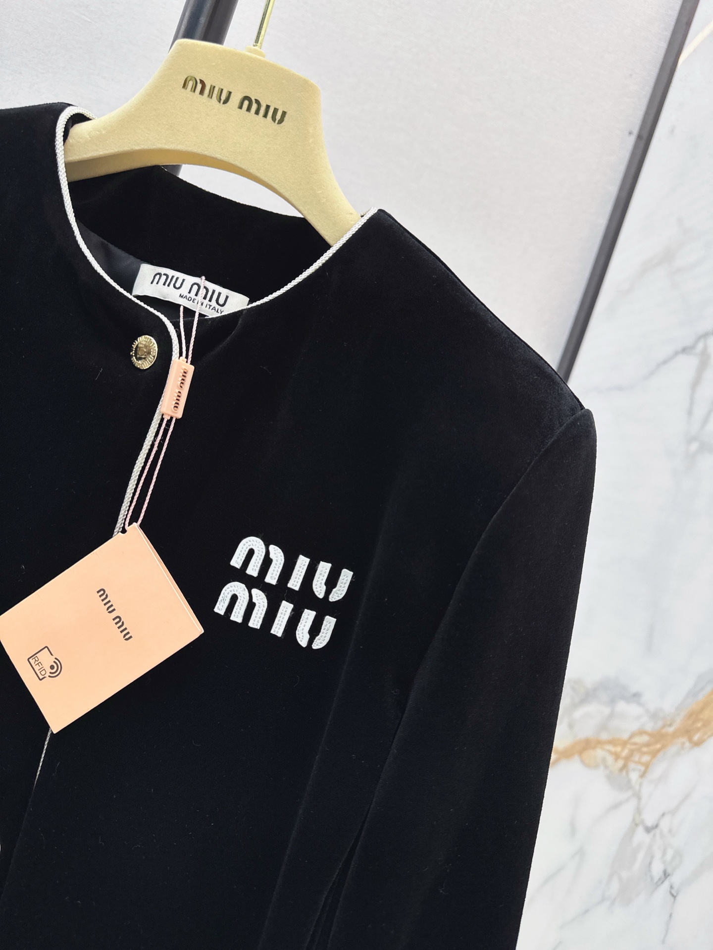 复古气质 Miu 25Ss————早春最新款logo字母装饰圆领丝绒外套 🖤精致感满满 非常实穿又能穿出