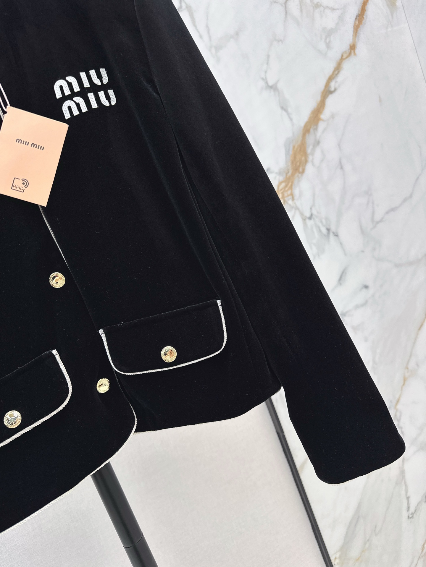 复古气质 Miu 25Ss————早春最新款logo字母装饰圆领丝绒外套 🖤精致感满满 非常实穿又能穿出