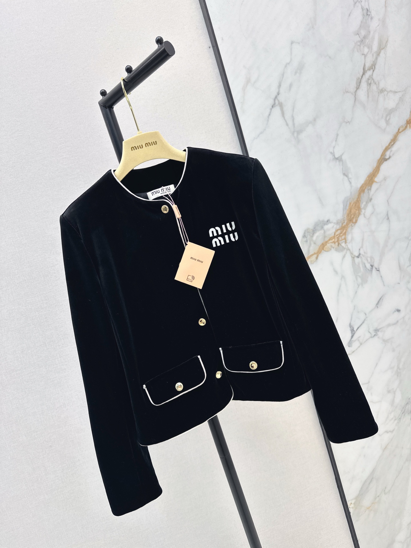 复古气质 Miu 25Ss————早春最新款logo字母装饰圆领丝绒外套 🖤精致感满满 非常实穿又能穿出