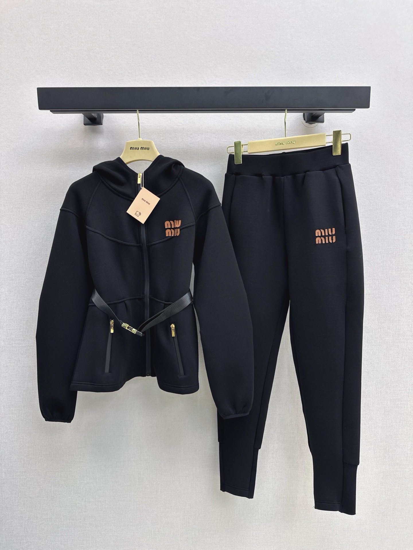 NO:323787,Jacket Exclusive First Launch Miu 25Ss - the latest air-layer suit in early spring logo belt decorative hooded jacket   elastic waist casual pants Casual essential sports style, easy to wear and comfortable, with a belt at the waist, waist slimming waist and lengthening body proportions, hidden flesh and thin, undoubtedly used air-layer fabric, fluffy and light, no pressure, recommended a set of matching, two-color split development, spot-on sml,,miumiu, jackets & coats,hats,alexander wang19860909外套 长裤独家首发 Miu 25Ss——早春最新款空气层套装 logo腰带装饰连帽外套 松紧腰休闲裤 休闲必备运动风 好穿又舒适 腰部配有腰带收腰 收腰显瘦又能拉长身材比例 藏肉显瘦无疑 采用空气层面料 蓬松轻盈 毫无压力感 推荐一套搭配 两色分开发 现货发售sml,,miumiu,jackets & coats,hats,alexander wang,Women's clothing