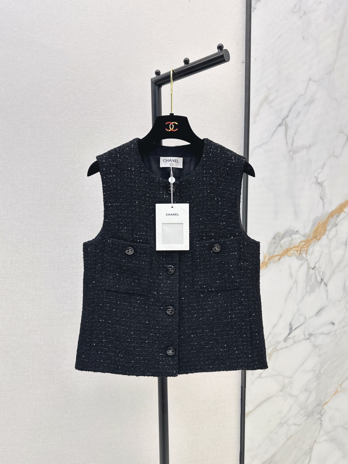 NO:306912,Qianjin Series C Home 25Ss———The latest expensive and versatile series of sleeveless braided vests   four-pocket decorative double-breasted jacket   Mini skirt Customized sequin knitted fabric full of high-end feel, never tired of watching, three-dimensional silhouette tailoring creates a waist-lifting outline, sweet or salty, fashionable and versatile, commuting and dates are very good, one-color spot on sale, sml, chanel, skirts, jackets & coats, alexander wang19860909千金系列 C家 25Ss———春夏最新款贵气百搭一系列无袖编织马甲 四口袋装饰双排扣外套 Mini半裙 定制亮片编织面料 高级感满满 百看不厌 立体廓形剪裁营造收腰轮廓 可甜可盐 时髦百搭 通勤约会都很不错 一色现货发售sml,,chanel,skirts,jackets & coats,alexander wang,Women's clothing