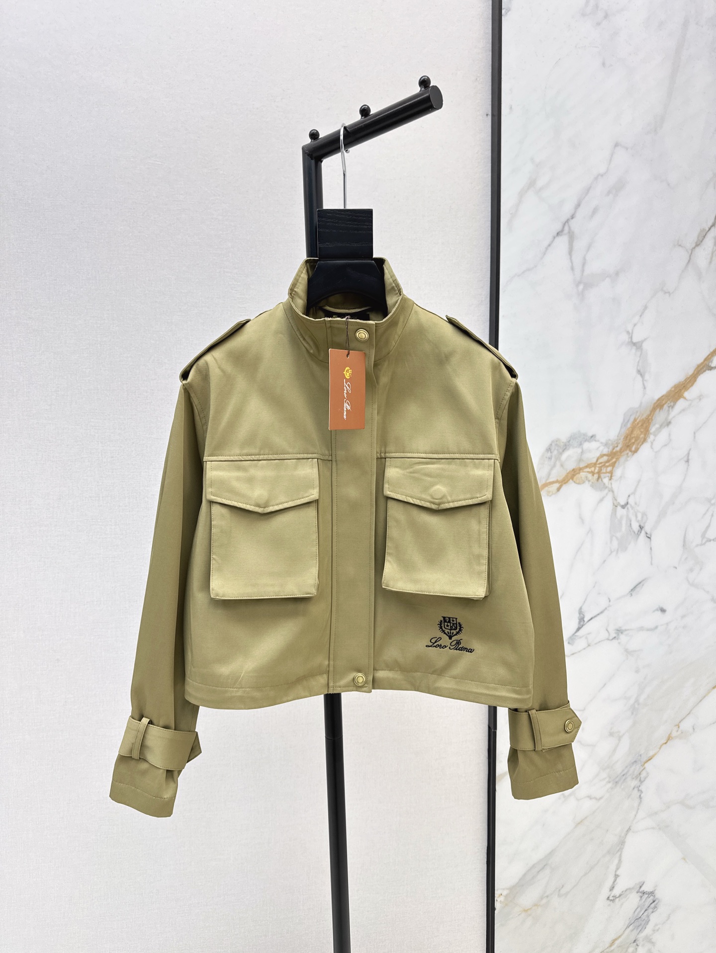 NO:306906,Blogger style LP 25Ss————The latest handsome workwear style short windbreaker in early spring, fashionable and graceful, short design, the upper body lengthens the body proportions, makes it taller, slightly lowered shoulders neat and capable tailoring, very inclusive, classic and atmospheric, three-dimensional and stylish, inner plaid lining, full of high-end feel, one-color spot on sale, sml, loro piano, alexander wang19860909博主范穿搭范儿 LP 25Ss———早春最新款帅气工装风短款风衣 时髦又有风度 短款设计 上身拉长身材比例 更显高挑 微落肩利落干练剪裁廓形感 很有包容性 经典大气 立体有型 内里格纹里布做法 高级感拉满 一色现货发售sml,,loro piana,alexander wang,Women's clothing