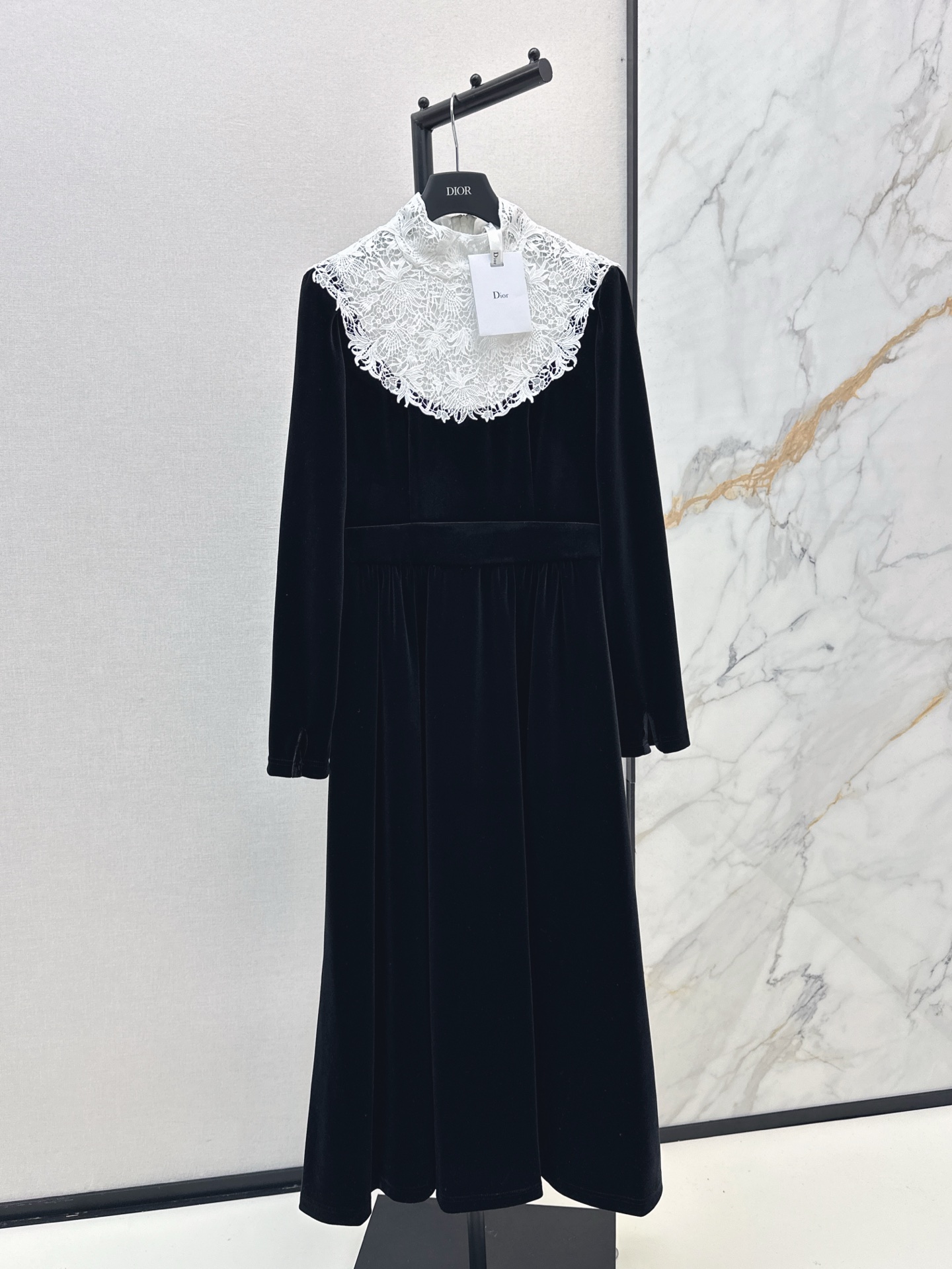 NO:306896,Exclusive first CD 25Ss———The latest catwalk in early spring, heavy industry black and white water-soluble floral color-blocking long dress, high-end romantic long skirt design, showing tenderness, original custom velvet fabric, the details are so beautiful, the whole skirt shows French elegance, no matter what occasion you attend, it is nice!  High waist design is very slimming. Highly recommended to keep the model. Heavy water-soluble flower fabric has a great texture. One-color spot sml, skirts, alexander wang19860909独家首发 CD 25Ss———早春最新走秀款重工黑白水溶花拼色长款连衣裙 高级浪漫长款大裙摆设计 尽显温柔 原版定制丝绒面料 细节太美了 整条裙子上身尽显法式优雅风情 不管出席任何场合都很nice！高腰设计非常遮肉显瘦 强烈推荐自留款 重磅水溶花面料质感很赞 一色现货发售sml,,skirts,alexander wang,Women's clothing