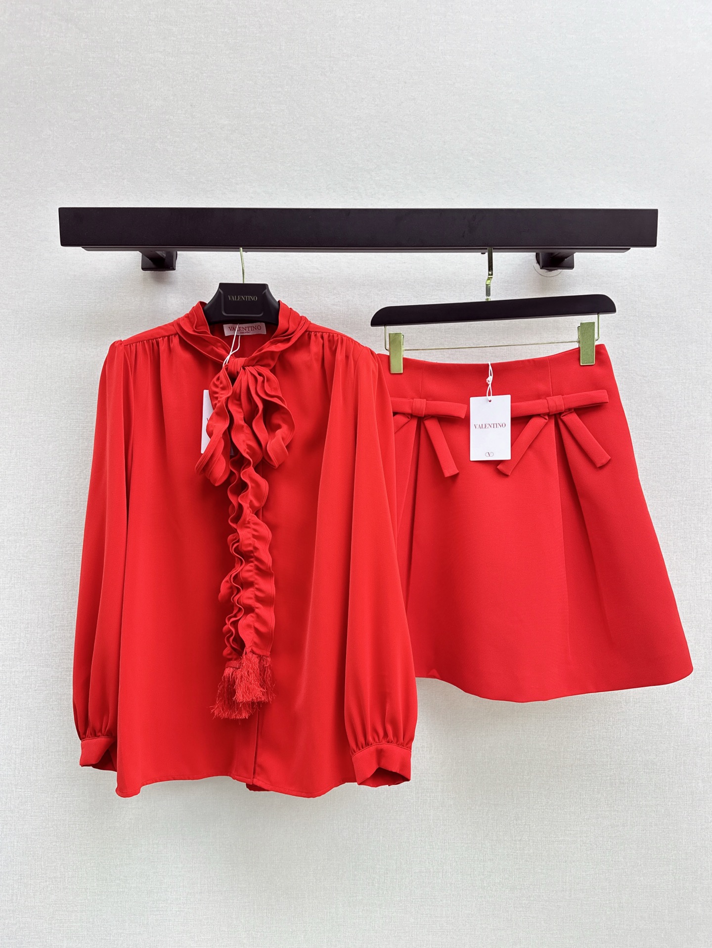 NO:307403,Shirt skirt 25Ss————The latest Chinese red suit, black earrings, lace-up shirt   A-line skirt Custom imported material, smooth texture, cool and skin-friendly, collar pleated wood earrings, lace-up decoration, brand design style immediately highlights, details are cut appropriately, matched with the same series, lace-up bow highlights the highlights, narrowing the waist seal that fits the waist and abdomen, divides the upper and lower proportions, highlights the waistline, neat pleated skirt hem, easily wears elegance and aura, one-color development, sml, skirts, shirts, alexander wang19860909衬衣半裙 25Ss————春夏最新款中国红套装木耳边系带衬衫 A字半裙 定制进口材质 质地垂顺 凉爽亲肤 领边褶皱木耳边系带装饰 品牌设计感格调立马凸显 细节裁剪得体 搭配同系列A字半裙 系带蝴蝶结凸显亮点 收窄贴合腰腹的腰封划分上下比例 突出腰线 利落感十足的褶裙摆轻松穿出优雅和气场 一色分开发 现货发售sml,,skirts,shirts,alexander wang,Women's clothing