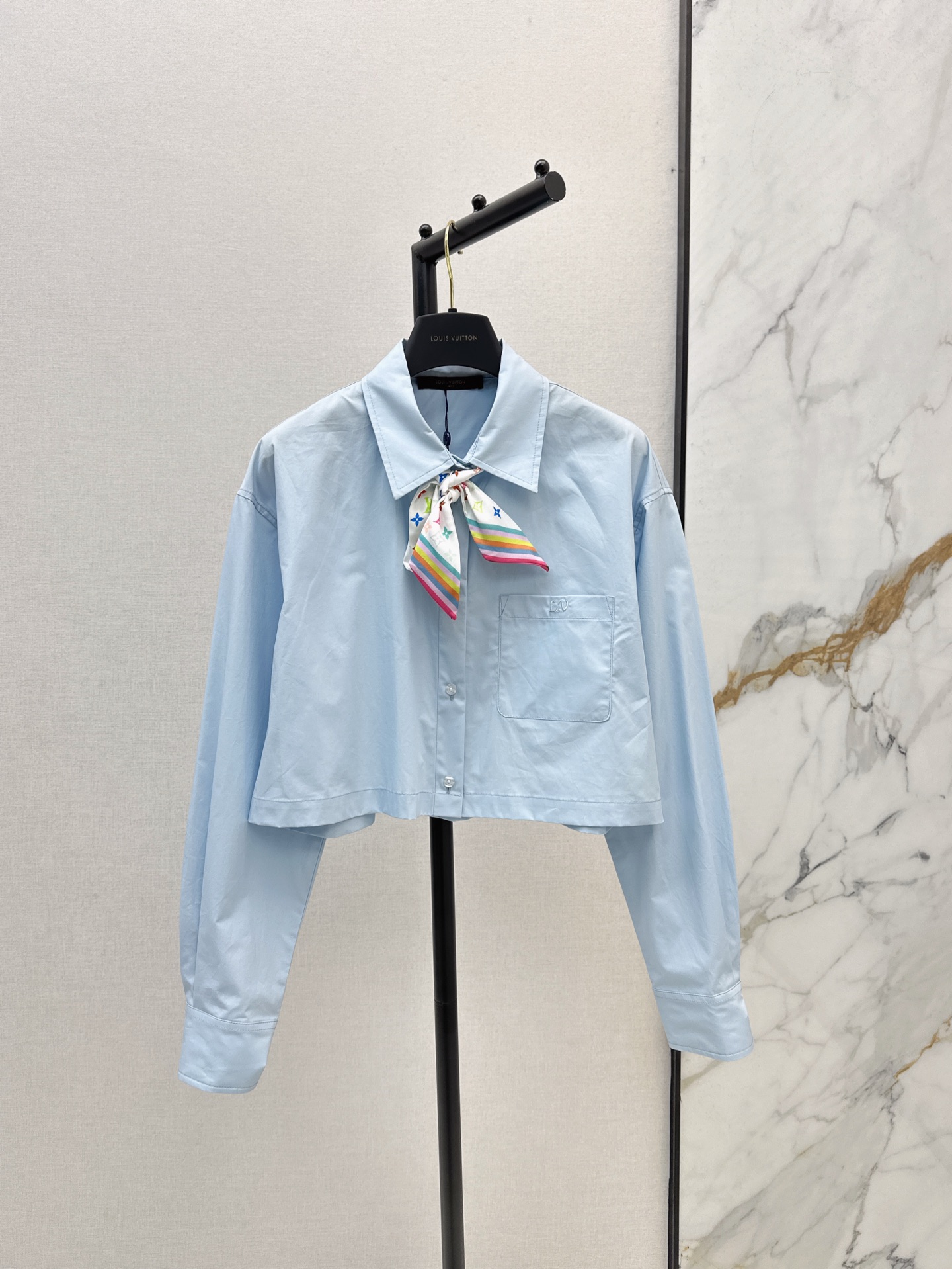 NO:307407,L Home 25Ss——————The latest early spring scarf pocket embroidered short shirt custom twill cotton material, free ironing process, crisp and stylish, lapel falling shoulder long-sleeved shirt style, soft and comfortable fabric, simple and atmospheric, refreshing sky blue highlights temperament, ready-to-wear short design highlights the good proportions, neckline and chest are decorated with a printed ribbon scarf, versatile items for daily commuting, one-color spot on sale, sml, louis vuitton, shirts, alexander wang19860909L家 25Ss————早春最新款领巾口袋刺绣短款衬衫定制斜纹全棉材质 免烫工艺处理 挺括有型 翻领落肩长袖衬衫版型 面料手感柔软舒适 立体裁剪简约大气 清爽天蓝色凸显气质 成衣短款设计凸显身材好比例 领口胸前以满印的丝带领巾装饰 日常通勤的百搭单品 一色现货发售sml,,louis vuitton,shirts,alexander wang,Women's clothing