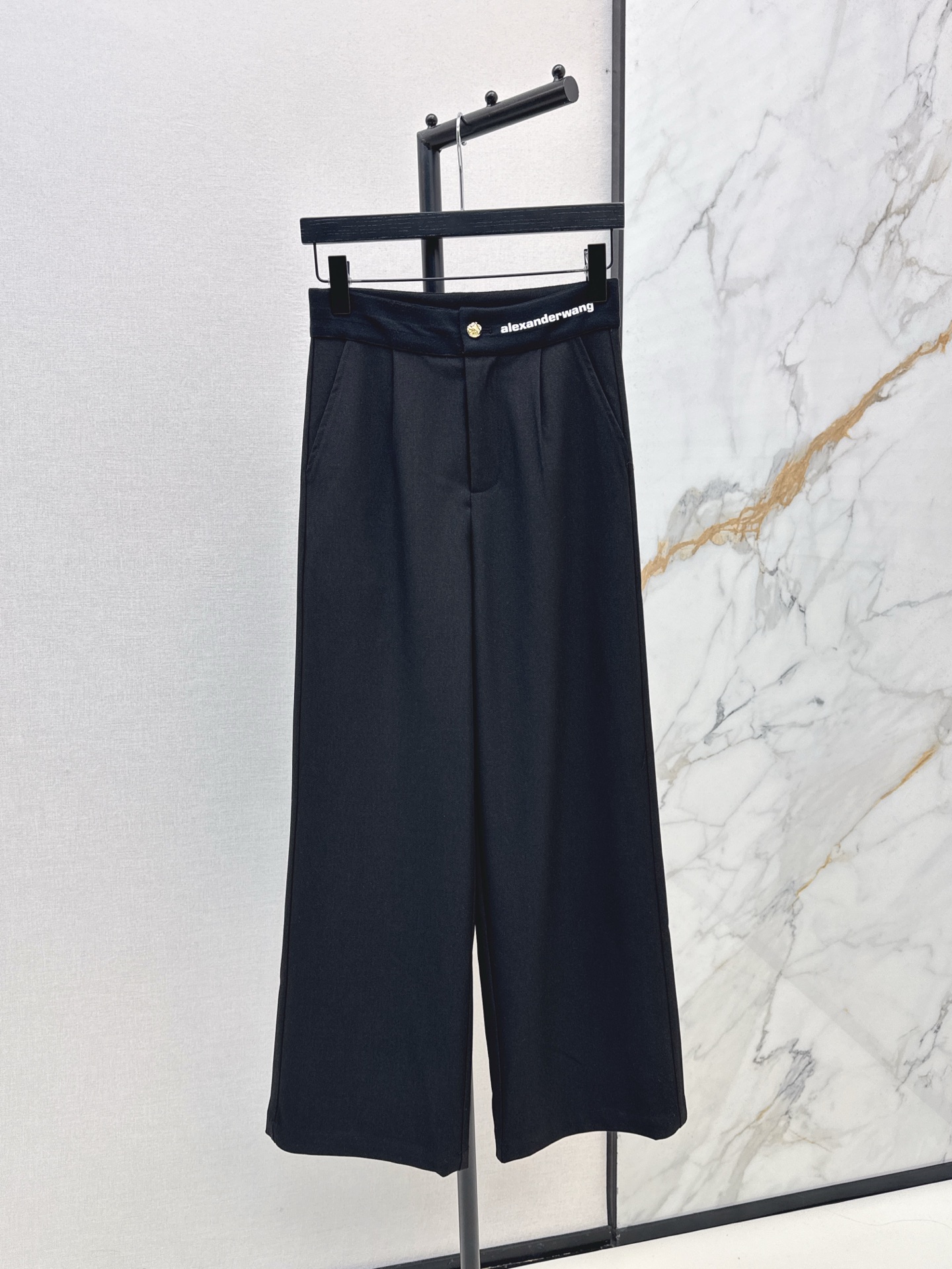 NO:307409,AW 25Ss————The latest spring and summer wide-leg straight suit pants custom imported suit material, full texture, craftsmanship processing, wear is not easy to wrinkle, more advanced texture, loose straight suit pants style, inclusive figure to show the good proportion of long legs, letter logo pattern at waist, increase the fun of outfit, daily matching with shirts or blazers, two colors are available for sale in stock, sml, jackets & coats,shirts, business suit, alexander wang19860909AW 25Ss————春夏最新款阔腿直筒西装裤定制进口西装材质 质感十足 工艺处理 穿搭不易皱褶 质感更为高级 宽松直筒西装裤版型 包容身材展现长腿好比例 腰间点缀字母徽标图案 增加穿搭趣味性 日常搭配衬衫或者西装外套都可以 两色现货发售sml,,jackets & coats,shirts,business suit,alexander wang,Women's clothing