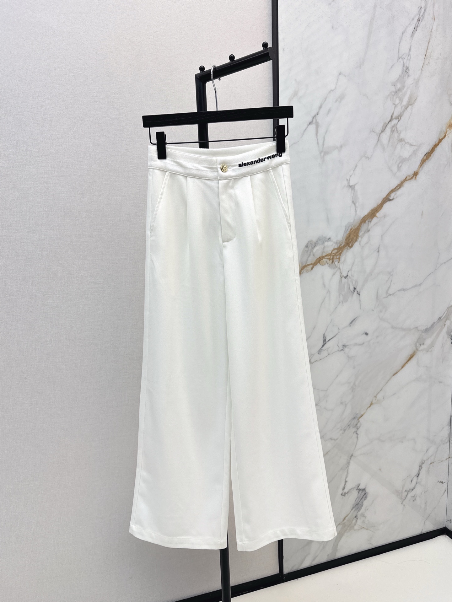 NO:307411,AW 25Ss————The latest spring and summer wide-leg straight suit pants custom imported suit material, full texture, craftsmanship processing, wear is not easy to wrinkle, more advanced texture, loose straight suit pants style, inclusive figure to show the good proportion of long legs, letter logo pattern at waist, increase the fun of outfit, daily matching with shirts or blazers, two colors are available for sale in stock, sml, jackets & coats,shirts, business suit, alexander wang19860909AW 25Ss————春夏最新款阔腿直筒西装裤定制进口西装材质 质感十足 工艺处理 穿搭不易皱褶 质感更为高级 宽松直筒西装裤版型 包容身材展现长腿好比例 腰间点缀字母徽标图案 增加穿搭趣味性 日常搭配衬衫或者西装外套都可以 两色现货发售sml,,jackets & coats,shirts,business suit,alexander wang,Women's clothing