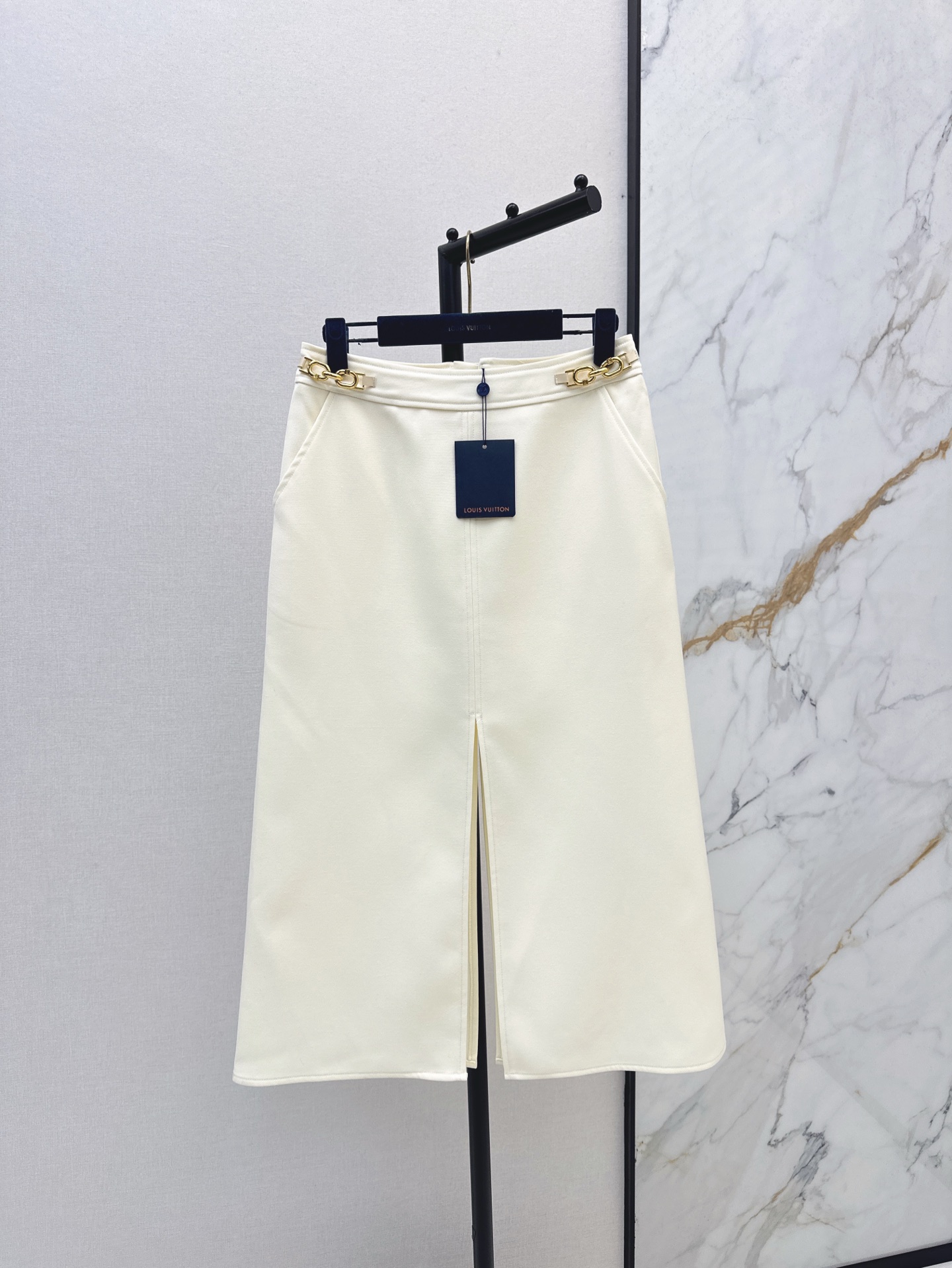 NO:307413,L Home 25Ss——————The latest high-waist chain slit skirt custom-made imported fine imitation wool material with high texture, drape, straight-tube skirt style, using the waist and abdomen to close the pleated pleat to highlight the advantages of slimming waist, metal chain buckles embellish on both sides to emphasize positioning, increasing elegant intellectual temperament and styling, matching leather buckle marks to make it look more advanced, neat slit design shows a trendy and fashionable feeling, medium-length half-body tolerate legs, slim and versatile, two colors are available for sale in stock, sml, louis vuitton, skirts, alexander wang19860909L家 25Ss————早春最新款高腰链条开衩半身裙定制进口精仿羊毛材质 质感上乘 垂感光泽 高腰直筒半裙版型 利用腰腹贴身压褶突出纤腰优势 金属链扣点缀于两侧强调定位 增加优雅知性气质和造型感 配合皮扣标更显高级 利落开衩设计展现潮流时尚感 中长半身包容腿型 显瘦百搭 两色现货发售sml,,louis vuitton,skirts,alexander wang,Women's clothing