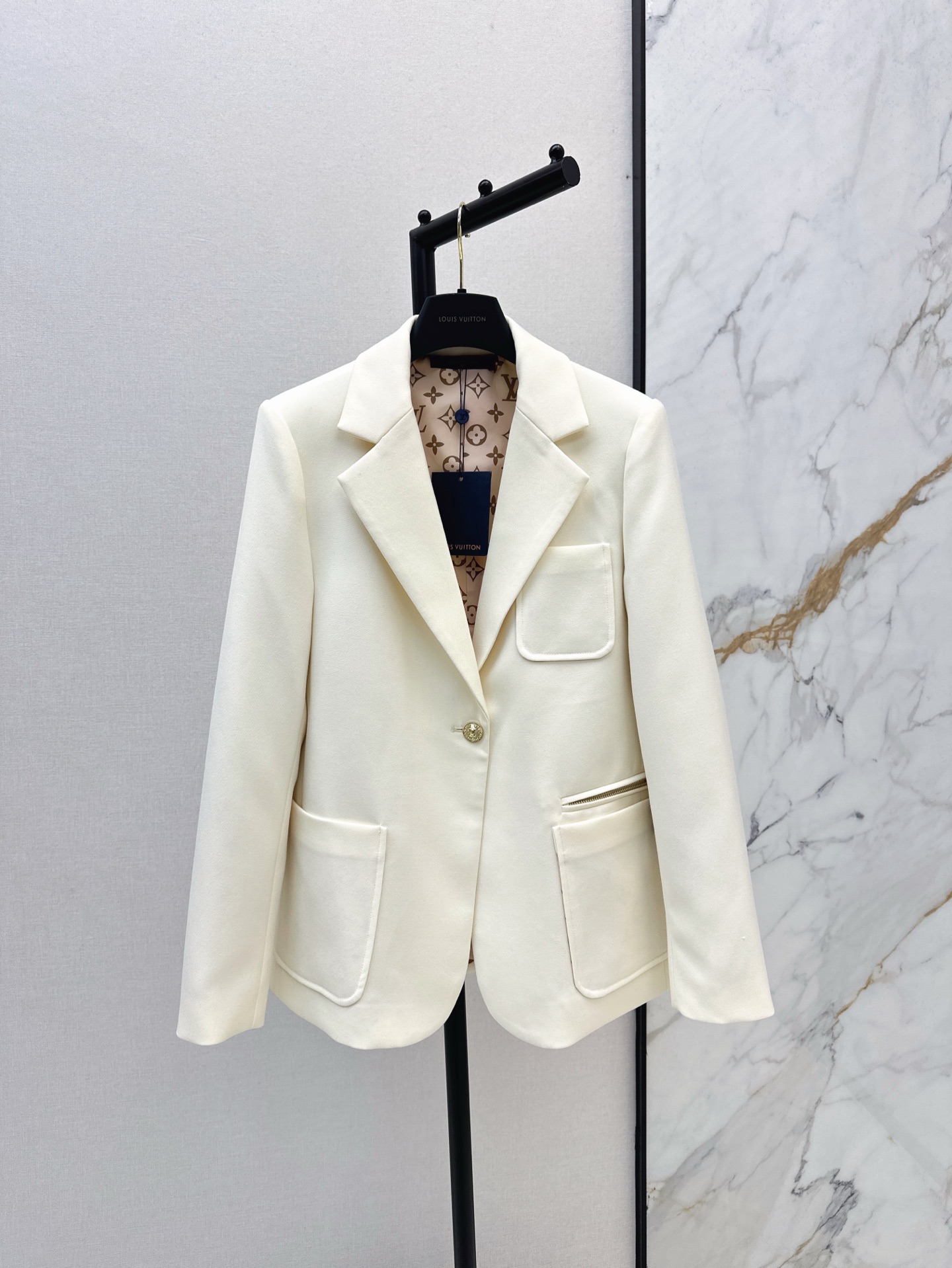 NO:307415,L Home 25Ss——————The latest zipper lapel suit jacket in early spring custom imported fine imitation wool material with high texture and high-end gloss. Gun-style zipper lapel suit with upright upper body and elegant temperament. Single button embellishment is simple and elegant. The two sides are made of classic presbyterian leather buckles and rich pocket details. The lining is jacquard to echo, highlighting the brand's nobleness. The cuffs are decorated with low-key four-leaf clover. The lighting design makes the outfit look more fashionable. High-end and fashionable. Suitable for wear and different occasions. Two colors are available for sale in stock., louis vuitton, jackets & coats, business suit, alexander wang19860909L家 25Ss————早春最新款拉链翻领西装外套定制进口精仿羊毛材质 质感上乘 光泽高级 枪驳式拉链翻领西服 上身显身姿挺拔 气质精英时尚 单扣点缀简约大气 两侧以经典老花皮质链扣丰富口袋细节 内衬提花呼应 彰显品牌贵气 袖口低调四叶草标装饰 点亮设计让穿搭造型更为时髦 高级洋气 适穿与不同场合 两色现货发售sml,,louis vuitton,jackets & coats,business suit,alexander wang,Women's clothing