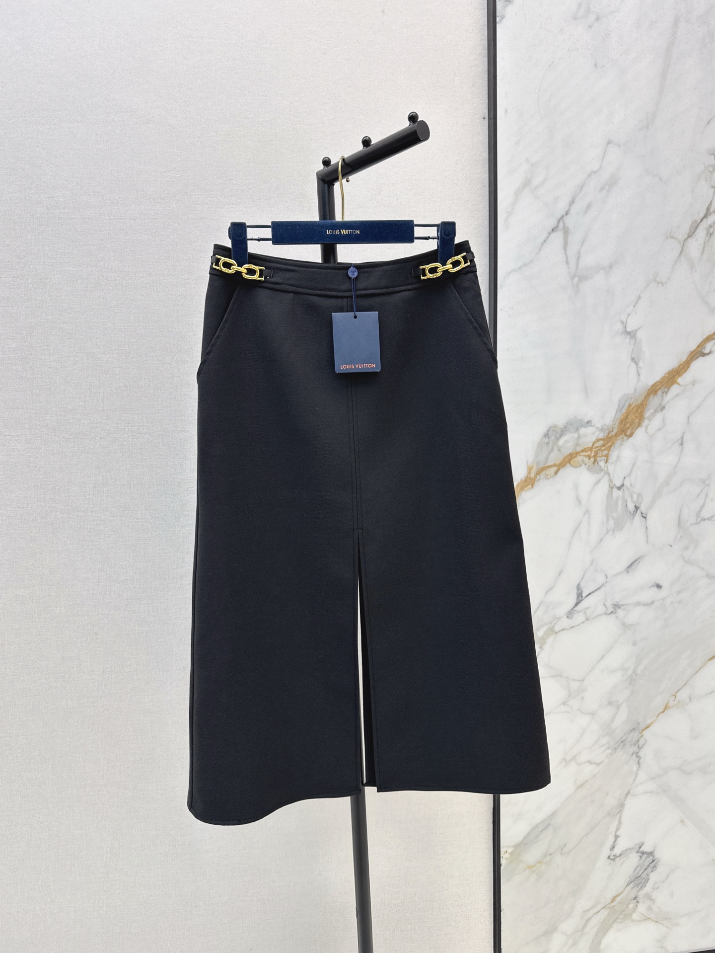 NO:307420,Skirt Home 25Ss——————The latest high-waisted chain slit skirt custom-made imported fine imitation wool material with high texture, drape, straight-tube skirt style, uses the waist and abdomen to fit the pleated waist to highlight the advantages of slim waist, metal chain buckles embellish on both sides to emphasize positioning, increasing elegant intellectual temperament and styling, and matching leather buckle marks to make it look more advanced, neat slit design shows a fashionable and fashionable feeling, medium-length half-body tolerate legs, slim and versatile, two colors are available in stock, sml, skirts, alexander wang19860909半裙家 25Ss————早春最新款高腰链条开衩半身裙定制进口精仿羊毛材质 质感上乘 垂感光泽 高腰直筒半裙版型 利用腰腹贴身压褶突出纤腰优势 金属链扣点缀于两侧强调定位 增加优雅知性气质和造型感 配合皮扣标更显高级 利落开衩设计展现潮流时尚感 中长半身包容腿型 显瘦百搭 两色现货发售sml,,skirts,alexander wang,Women's clothing