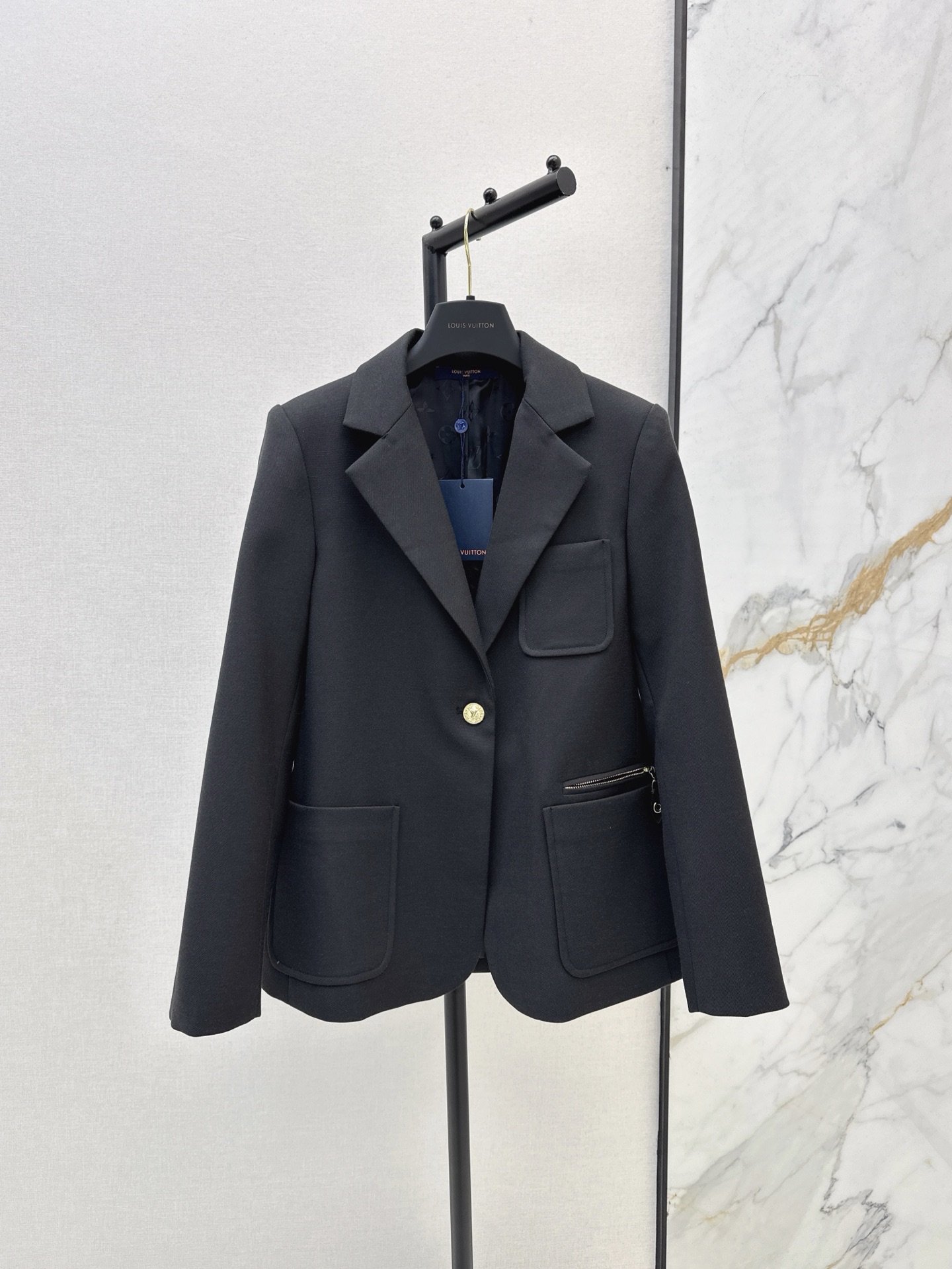 NO:307422,Top 25Ss———————The latest zipper lapel suit jacket in early spring custom imported fine imitation wool material with high texture, high-end gloss, gun-style zipper lapel suit, upper body shows upright, temperament and elite fashion, single button embellishment is simple and atmospheric, the two sides are made of classic presbyterian leather buckles, rich pocket details, lining jacquard echoes, highlighting the brand's nobleness, low-key four-leaf clover logo decoration on the cuffs, lighting design makes the outfit look more fashionable, high-end and fashionable, suitable for wearing and different occasions, two colors are on sale in stock,, jackets & coats, business suit, alexander wang19860909上衣家 25Ss————早春最新款拉链翻领西装外套定制进口精仿羊毛材质 质感上乘 光泽高级 枪驳式拉链翻领西服 上身显身姿挺拔 气质精英时尚 单扣点缀简约大气 两侧以经典老花皮质链扣丰富口袋细节 内衬提花呼应 彰显品牌贵气 袖口低调四叶草标装饰 点亮设计让穿搭造型更为时髦 高级洋气 适穿与不同场合 两色现货发售sml,,jackets & coats,business suit,alexander wang,Women's clothing