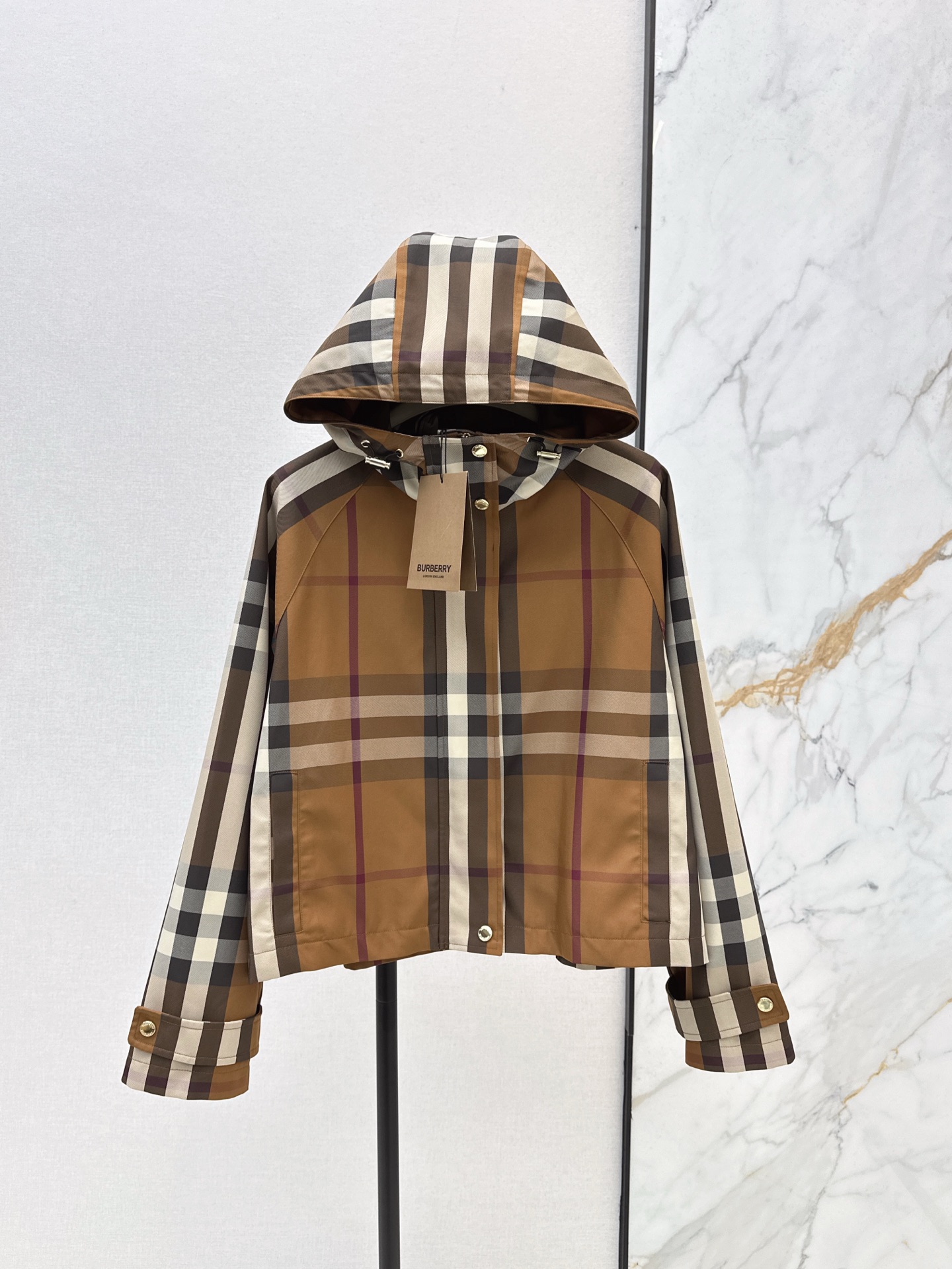 NO:307428,Bur 25Ss——————The latest hooded plaid striking jacket custom-made imported plaid nylon material, crisp and stylish texture, skin-friendly and windproof, hooded zipper silhouette striking jacket, classic dark brown plaid full print, hidden zipper adjustment on the chest, paired with inner logo embroidery, highlights the brand tone, cuffs with elastic and tight tucked, showing a sporty and fashionable style, and adds layering. SML is available in stock, burberry, jackets & coats,hats,alexander wang19860909Bur 25Ss————早春最新款连帽格纹冲锋外套定制进口冲锋尼龙材质 质感挺括有型 亲肤防风 连帽拉链廓形冲锋外套 通体经典深棕色格纹满印 胸前隐藏式拉链调节 搭配内里徽标刺绣 彰显品牌调性 袖口带扣松紧收口 尽显运动时髦风格 增加层次感 一色现货发售sml,,burberry,jackets & coats,hats,alexander wang,Women's clothing