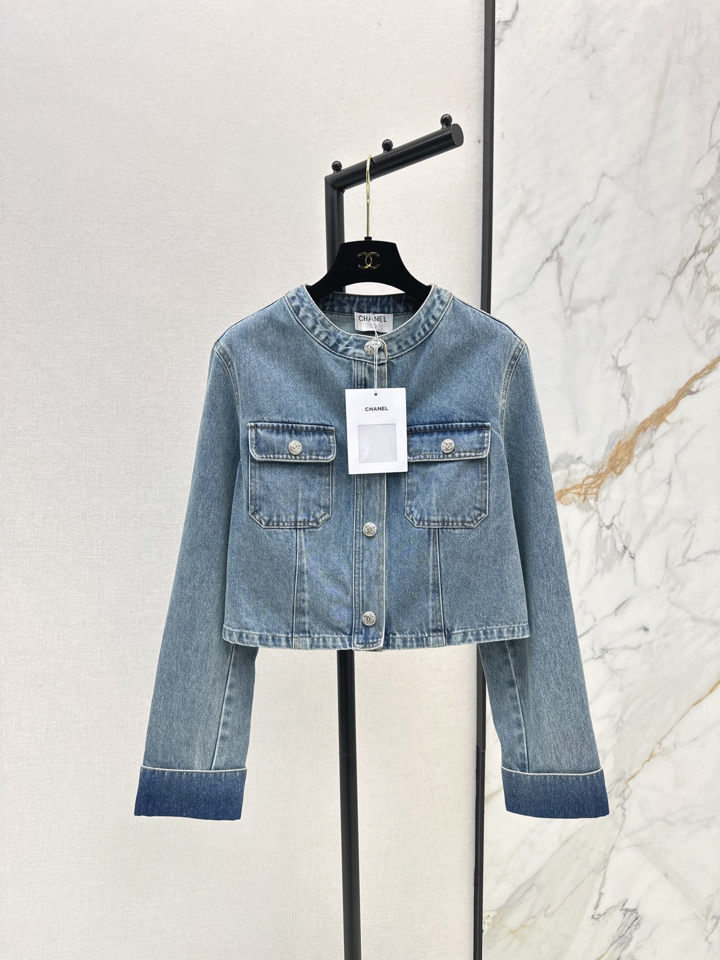 NO:307442,C home 25Ss—————————The latest short denim jacket custom-made diamond button decoration in early spring. A style that is easy to control. The style is easy to control for everyone. It is very OK for daily commuting. It is not picky about the occasion. It has richer layers. It is full of small details. It is exquisite in workmanship and fashionable in age. It is a good HOLD living style. It is deeply loved by the fairy. It is soft and textured. Classic work. It is available in stock. SML, Chanel, Jackets & coats, alexander wang.19860909C家 25Ss————早春最新短款牛仔外套定制烫钻钮扣装饰 可A可乖的风格 版型属于谁都好驾驭的 日常通勤穿什么的都是很OK的 不挑场合的 层次感更加丰富 满满小细节太加分了 做工精致 减龄时尚 好HOLD住造型 深得仙女心 柔软有质感 经典之作 一色现货发售sml,,chanel,jackets & coats,alexander wang,Women's clothing