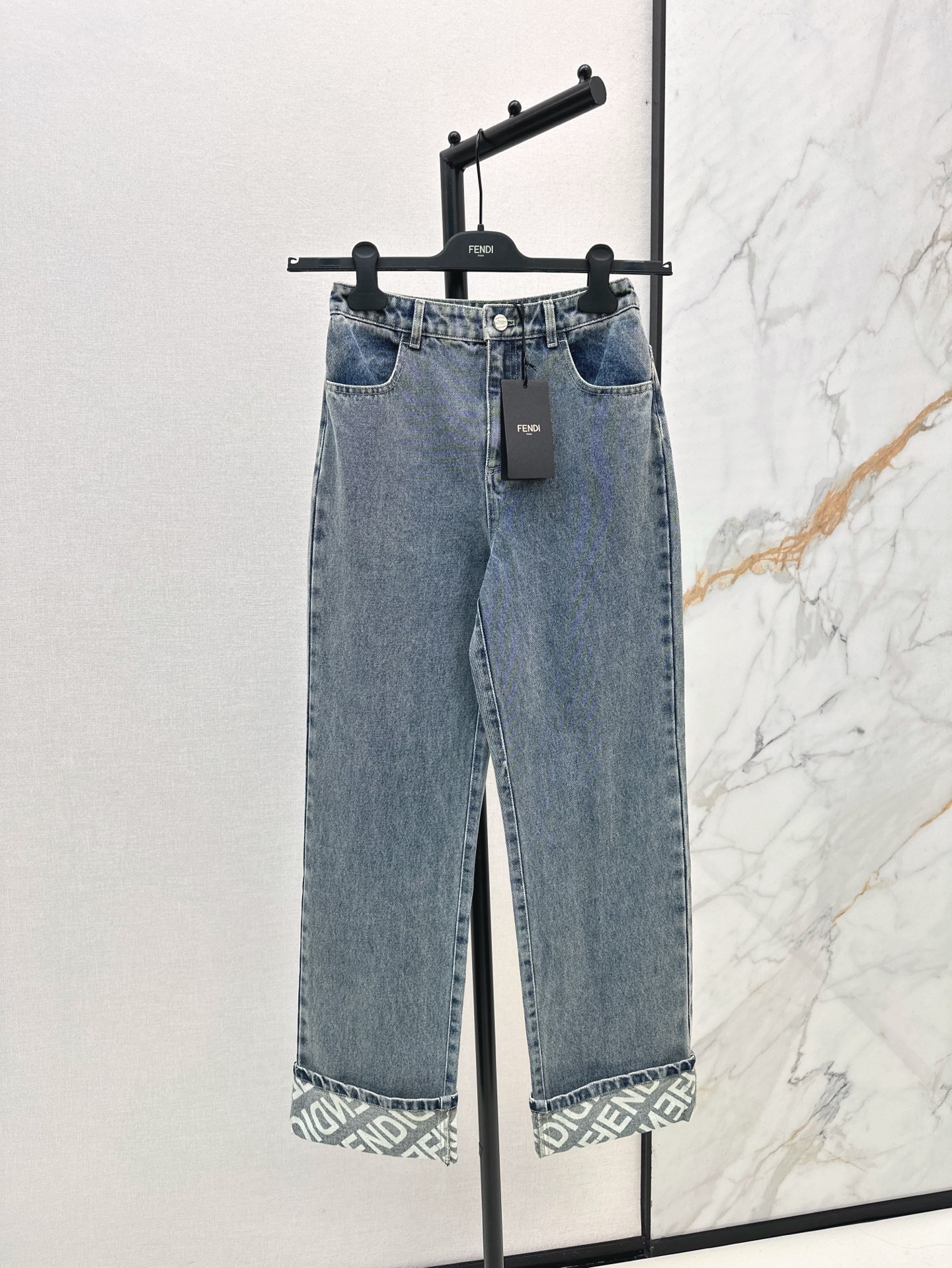 NO:307448,Jacket, trousers style~ FD 25Ss————The latest fashionable denim suit in early spring, loose silhouette hooded denim jacket   curly straight pants, customized logo printed inner denim fabric, crispy and very good, as high-end and elegant as ever, all are not picky styles!  Logo design easily shows the high-end feel of F's house. It looks high-end. One-sex split development. SML is available in stock, fendi, jackets & coats, hats, alexander wang19860909外套 长裤款～ FD 25Ss————早春最新款时髦牛仔套装宽松廓形连帽牛仔外套 卷边直筒裤 定制logo印花内里牛仔面料 挺括感很好 一如既往的高级有气质 都是不挑人的款！Logo设计轻松彰显出F家的高级感 看着就是上档次 一色分开发 现货发售sml,,fendi,jackets & coats,hats,alexander wang,Women's clothing