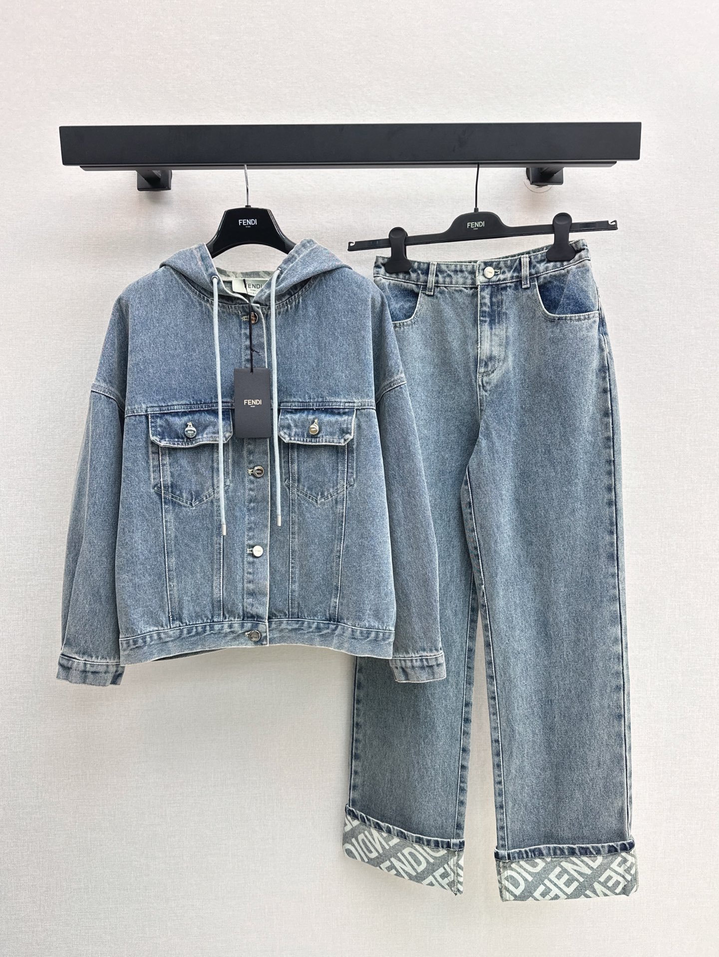 NO:307451,Jacket, trousers style~ FD 25Ss————The latest fashionable denim suit in early spring, loose silhouette hooded denim jacket   curly straight pants, customized logo printed inner denim fabric, crispy and very good, as high-end and elegant as ever, all are not picky styles!  Logo design easily shows the high-end feel of F's house. It looks high-end. One-sex split development. Sm, fendi, jackets & coats, hats, alexander wang19860909外套 长裤款～ FD 25Ss————早春最新款时髦牛仔套装宽松廓形连帽牛仔外套 卷边直筒裤 定制logo印花内里牛仔面料 挺括感很好 一如既往的高级有气质 都是不挑人的款！Logo设计轻松彰显出F家的高级感 看着就是上档次 一色分开发 现货发售sm,,fendi,jackets & coats,hats,alexander wang,Women's clothing