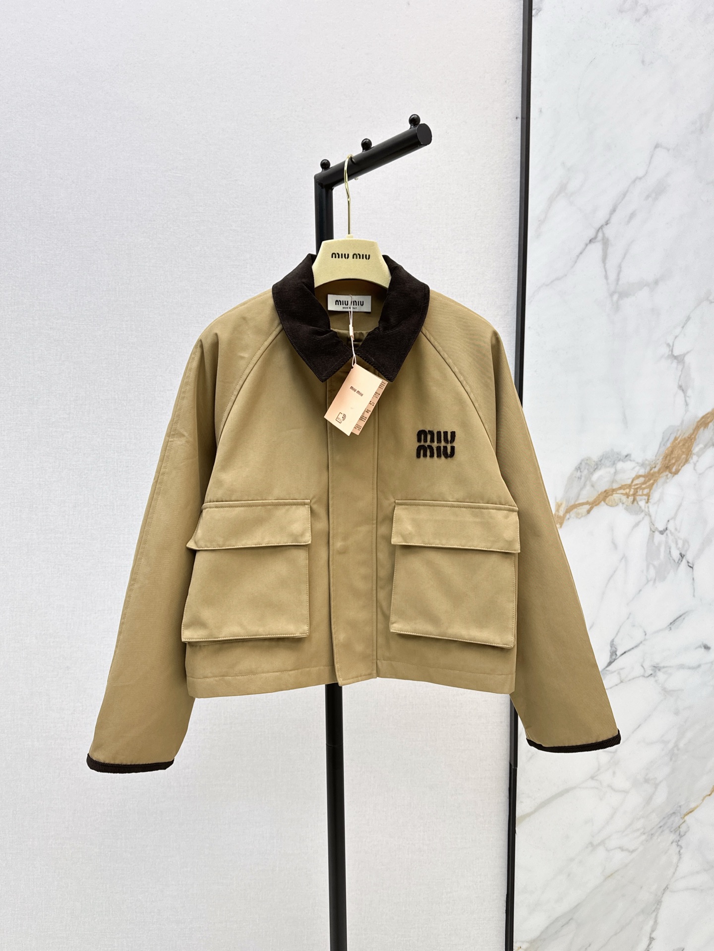 NO:307437,Exclusive model ~Miu 25Ss————The latest color-blocking lapel short windbreaker contrasting color splicing design Exclusive imported high-density windbreaker fabric matching patch method, very broad texture and delicate pendant feeling, classic A-line loose style, fashionable temperament and tall, elegant and casual high-end sense, excellent upper body aura, one-color spot on sale sml, miumiu, alexander wang19860909独家款 ～Miu 25Ss————早春最新款拼色翻领短款风衣撞色拼接设计 独家进口高密风衣面料搭配补丁做法 挺阔质感细腻坠感超赞 经典A字宽松版型 时髦气质显高挑 优雅随性的高级感 上身气场超赞 一色现货发售sml,,miumiu,alexander wang,Women's clothing