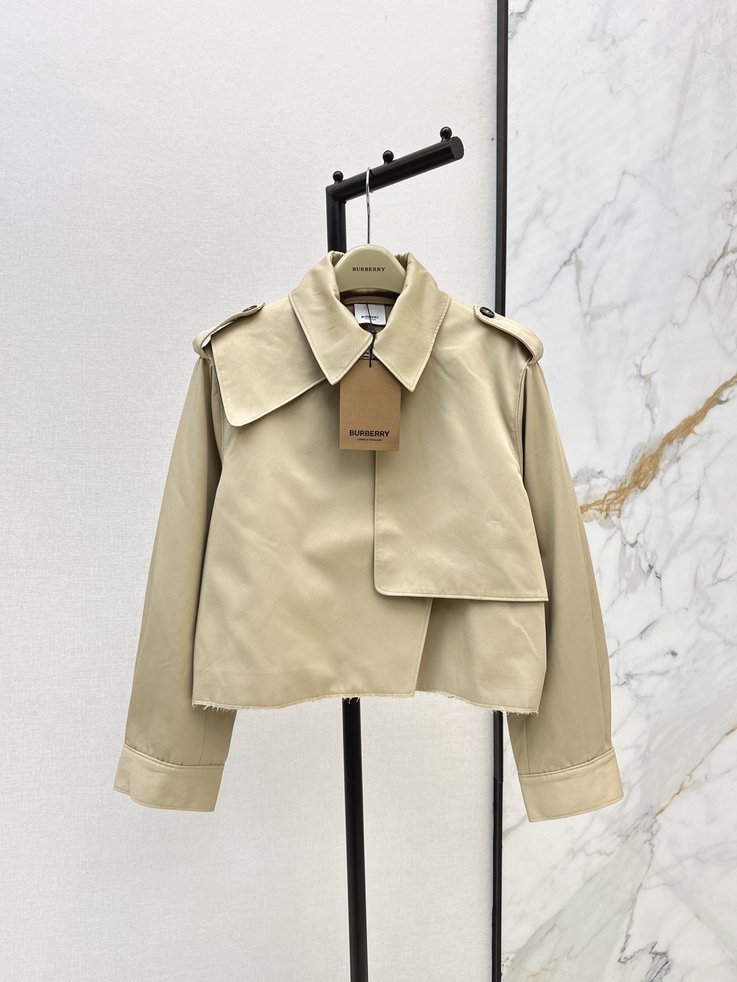 NO:307427,Blogger style outfit recommendation Bur 25Ss——————The latest style of inner plaid pattern in early spring, short windbreaker, fashionable and graceful, short design, the upper body lengthens the body proportions, makes it taller, slightly lowered shoulders, neat and capable tailoring, very inclusive, classic and atmospheric, three-dimensional and stylish, one-color spot-on sml, burberry, alexander wang19860909博主范穿搭推荐 Bur 25Ss————早春最新款内里格纹做法短款风衣 时髦又有风度 短款设计 上身拉长身材比例 更显高挑 微落肩利落干练剪裁廓形感 很有包容性 经典大气 立体有型 一色现货发售sml,,burberry,alexander wang,Women's clothing