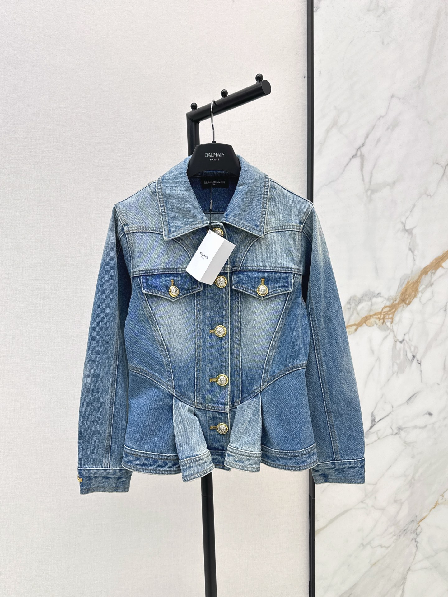 NO:307421,Exclusive first release Bal 25Ss—————The latest wash-in slim denim jacket in early spring comes with a handsome and fresh style. The style is great. Slim three-dimensional cut. The upper body automatically looks slim and waist-reducing. The washing-in jeans have a very crisp feel. One-color slim and coats, alexander wang19860909独家首发 Bal 25Ss————早春最新款洗水修身牛仔外套自带帅气又不失小清新范 版型很赞 修身立体剪裁 上身自动显瘦收腰 洗水牛仔面料挺括感很好 一色现货发售sml,,jackets & coats,alexander wang,Women's clothing