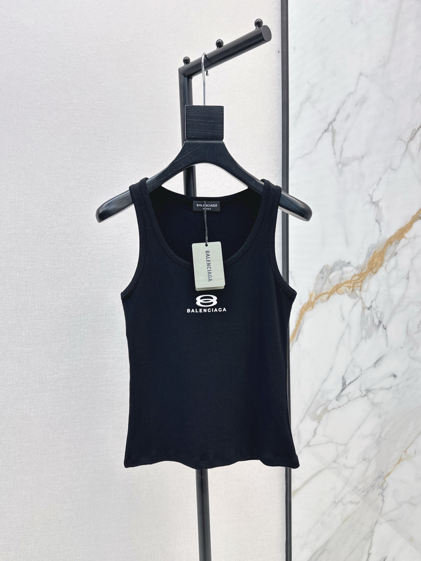 NO:307985,The essential items for daily wear Bal 25Ss—————The latest chest logo printed vest for early spring. A random combination of single-wearing and layering. It can be matched with pants or skirts. The chest logo is easy to attract attention. The actual wear rate is 100%. The cotton fabric is elastic and the upper body is very comfortable. Three-color spot sml, skirts, alexander wang19860909日常穿搭必备小单品 Bal 25Ss————早春最新款胸前logo印花背心 单穿叠穿随意组合 不管是裤子还是半裙都能搭 胸前logo轻松吸睛 实穿率百分百 棉质面料有弹性 上身很舒服 三色现货发售sml,,skirts,alexander wang,Women's clothing