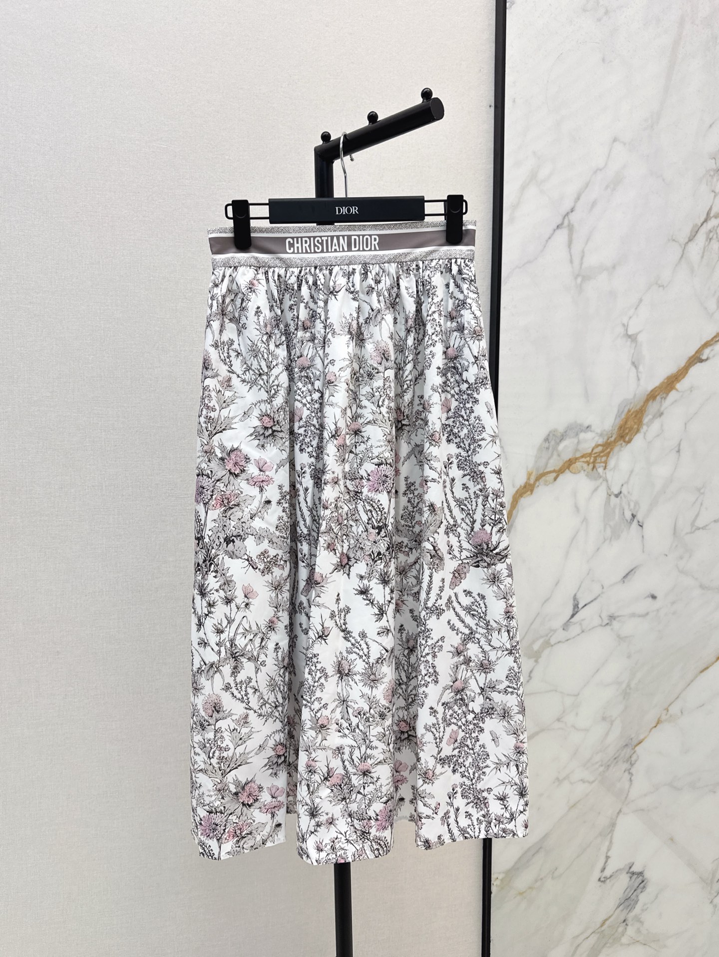 NO:307982,CD 25Ss————The latest spring and summer floral pattern printed skirt custom imported twill thick material, delicate skin-friendly and full of drooping, high-waist tropical floral skirt, iconic letter webbing embellishes the waist, highlighting the curve of the waist, showing feminine charm, craft printing simple and elegant, showing natural fairy spirit, flowing skirt, dancing material, comfortable and breathable, suitable for wearing in all occasions, two colors are available for sale in stock,, skirts, alexander wang19860909CD 25Ss————春夏最新款花卉图案印花半裙定制进口斜纹稠材质 亲肤细腻 垂感十足 高腰热带花卉半裙 标志性字母织带点缀腰间 凸显腰身曲线 彰显女性魅力 工艺印花简约优雅 展现自然仙气 飘逸裙摆 随风舞动材质 舒适透气适合各种场合穿着 两色现货发售sml,,skirts,alexander wang,Women's clothing