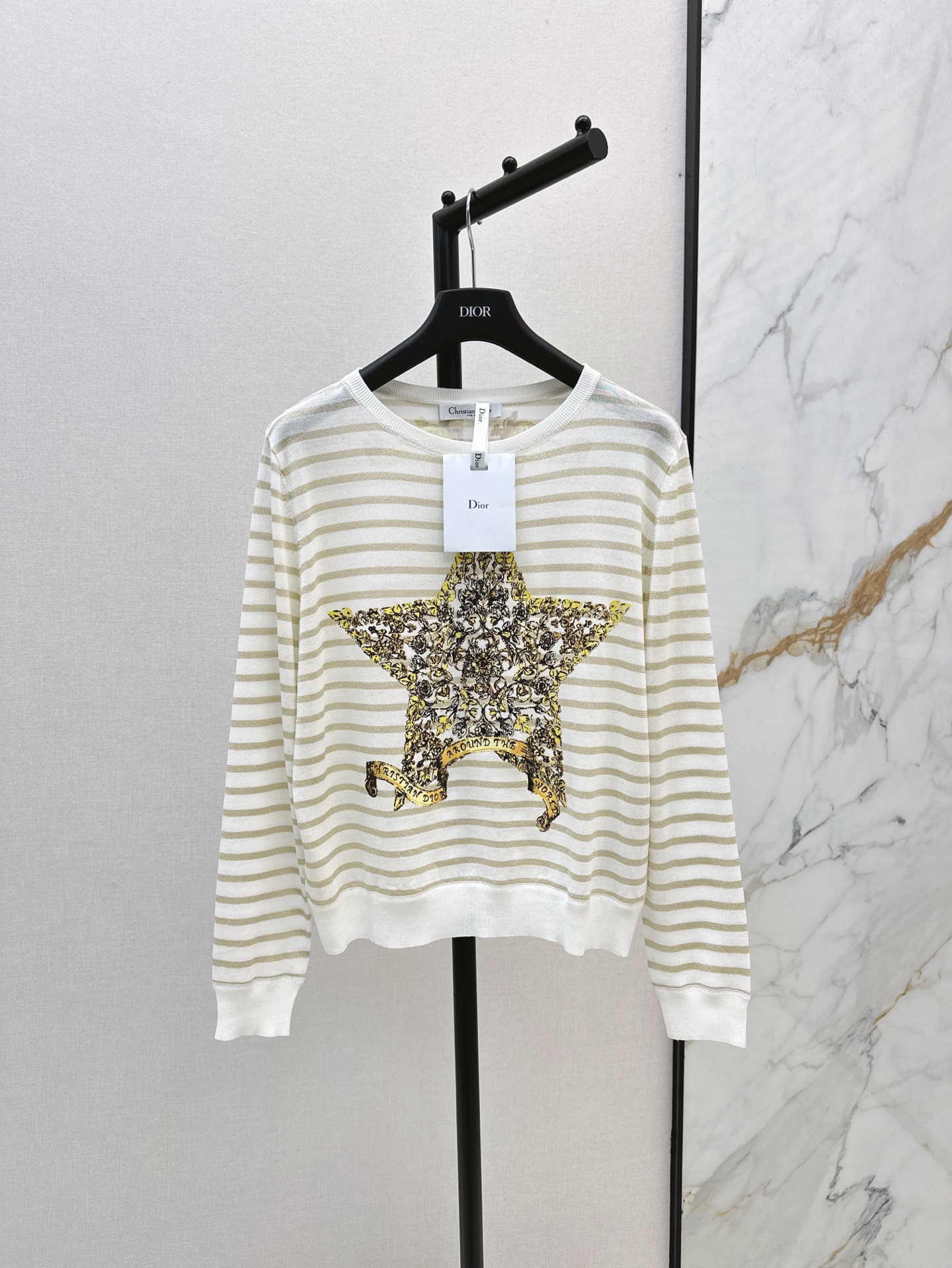 NO:308005,CD 25Ss———The latest spring and summer striped star flower print haute couture linen knitted sweater striped control favorite versatile items!  Original imported linen yarn is soft, delicate, breathable and comfortable. The classic round neck style is huge and slim. Positioning printed logo is elegant and fashionable. White and rich and beautiful must-have. SML is available in stock. Alexander wang19860909CD 25Ss————春夏最新款条纹星星花印花高定亚麻针织衫条纹控最爱百搭单品！原版进口亚麻纱线质感柔软细腻透气舒适 经典圆领版型上身巨显瘦 定位印花logo优雅又时髦气质单品 白富美必入 一色现货发售sml,,alexander wang,Women's clothing