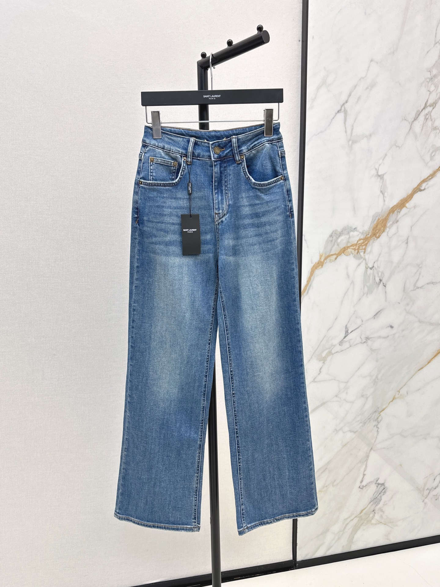 NO:307996,240SL 25Ss—————The latest retro wash blue jeans in early spring. The straight-fitting style is really easy to wear. It covers the flesh in one second and makes it look taller. The style is very excellent. It uses imported elastic fabric. The upper body is very comfortable. Modify the waistline and legs. The legs are straight. The retro and old wash blue color is very beautiful. The versatile series is available in stock. Smlxlxxl,,loro piano,jeans,alexander wang.19860909240SL 25Ss————早春最新款复古洗水蓝牛仔裤 直筒版型真是太好穿了 一秒遮肉又显高 版型很绝 采用进口的带有弹性面料 上身非常舒服 修饰腰线和腿型 显腿直 复古做旧洗水蓝颜色很好看 百搭系列 一色现货发售smlxlxxl,,loro piana,jeans,alexander wang,Women's clothing