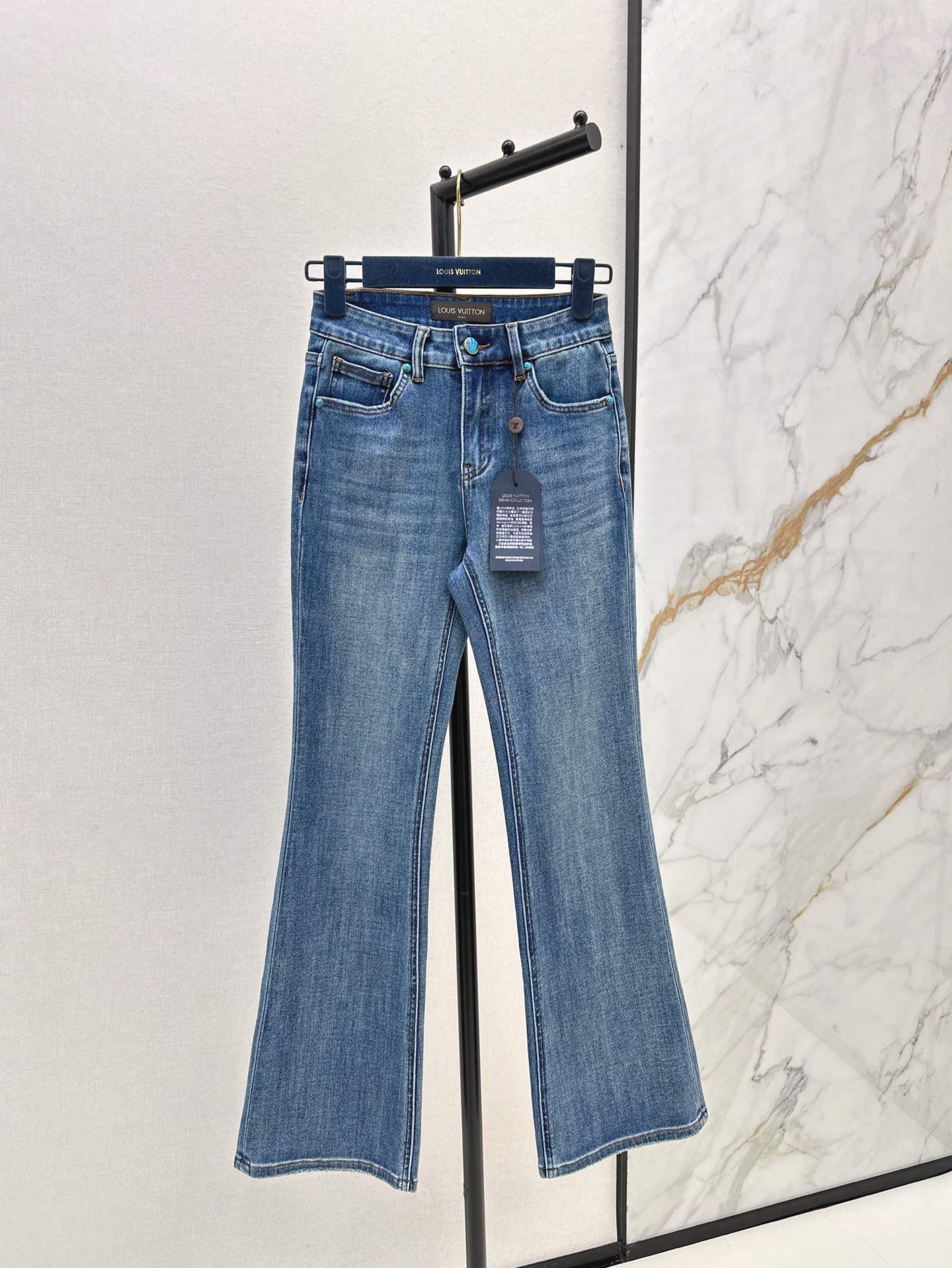 NO:307999,Super long legs L 25Ss—————The latest spring and summer back pocket logo decorates slightly flared jeans. The upper body is supermodel legs. The pants are slightly flared. The upper body looks thin and long. More importantly, all kinds of versatile. It is absolutely easy to wear and match. The fabric is elastic and very comfortable. Invincible wearing experience. One color is available for sale in stock. Smlxlxxl,,louis vuitton,jeans,alexander wang19860909超显腿长 L家 25Ss————春夏最新款后背口袋logo装饰微喇牛仔裤 上身就是超模腿 裤型是微喇剪裁 上身显得腿又细又长 更重要的是各种百搭 绝对的好穿好搭配 面料带有弹性非常舒服 无敌穿着体验 一色现货发售smlxlxxl,,louis vuitton,jeans,alexander wang,Women's clothing