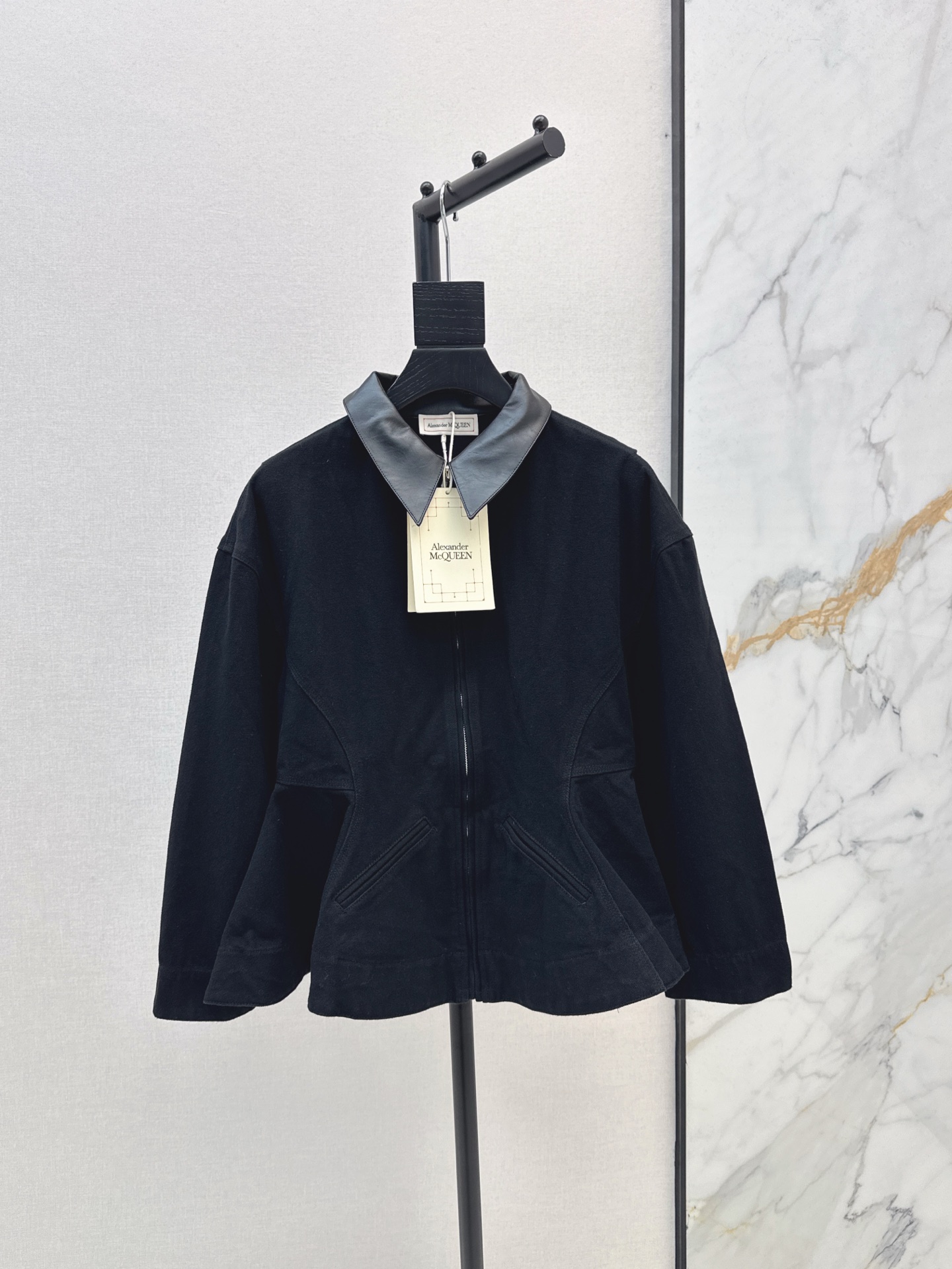 NO:308002,McQ 25Ss——————The latest pu leather lapel waist-hugging denim jacket in spring and summer, a very cool item. Super exquisite waist-hugging design, especially slim and feminine temperament, fashionable and handsome, versatile black series, one-color spot-on sm, jackets & coats, alexander wang19860909McQ 25Ss————春夏最新款pu皮质翻领收腰牛仔外套巨拉风的一款单品 超级精致收腰设计 特别修身女人气质 时髦不失帅气感 百搭黑色系 一色现货发售sm,,jackets & coats,alexander wang,Women's clothing