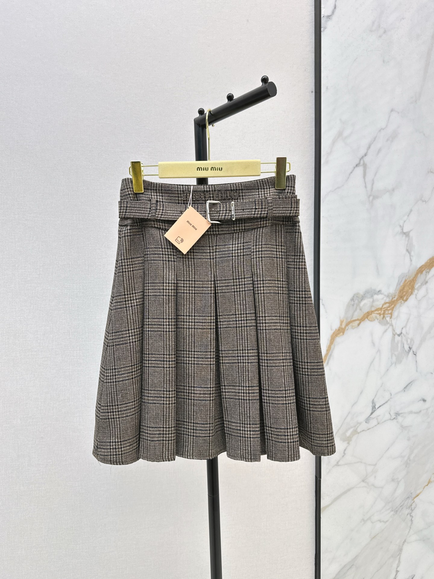 NO:307987,The jacket and skirt British style Miu 25Ss————The latest plaid age-reducing suit in early spring casual lapel jacket   pleated skirt. The style is really matched. The lines are smooth. The skirt is a pleated design. A set of matching optimizes the body proportions. Super long legs are long. The age-reducing feeling is full. One color is divided into different developments. SML is available in stock,,miumiu, skirts, jackets & coats,alexander wang19860909外套半裙英伦风 Miu 25Ss————早春最新款格纹减龄套装休闲翻领外套 压褶半裙 版型真的很搭 线条感流畅 半裙是百褶设计 一套搭配优化身材比例 超级显腿长 减龄感拉满 一色分开发 现货发售sml,,miumiu,skirts,jackets & coats,alexander wang,Women's clothing