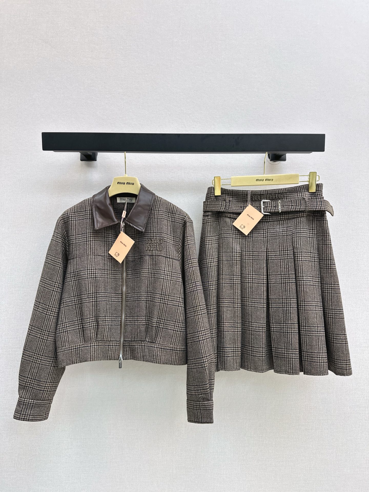 NO:307990,The latest plaid age-reducing suit casual lapel jacket   pleated skirt. The style is really good. The lines are smooth. The skirt is a pleated design. A set of matching optimizes the body proportions. Super long legs. The age-reducing feeling is full. One color is developed. SMS, miumiu, skirts, jackets & coats, alexander wang.19860909外套半裙英伦风 Miu 25Ss————早春最新款格纹减龄套装休闲翻领外套 压褶半裙 版型真的很搭 线条感流畅 半裙是百褶设计 一套搭配优化身材比例 超级显腿长 减龄感拉满 一色分开发 现货发售sm,,miumiu,skirts,jackets & coats,alexander wang,Women's clothing