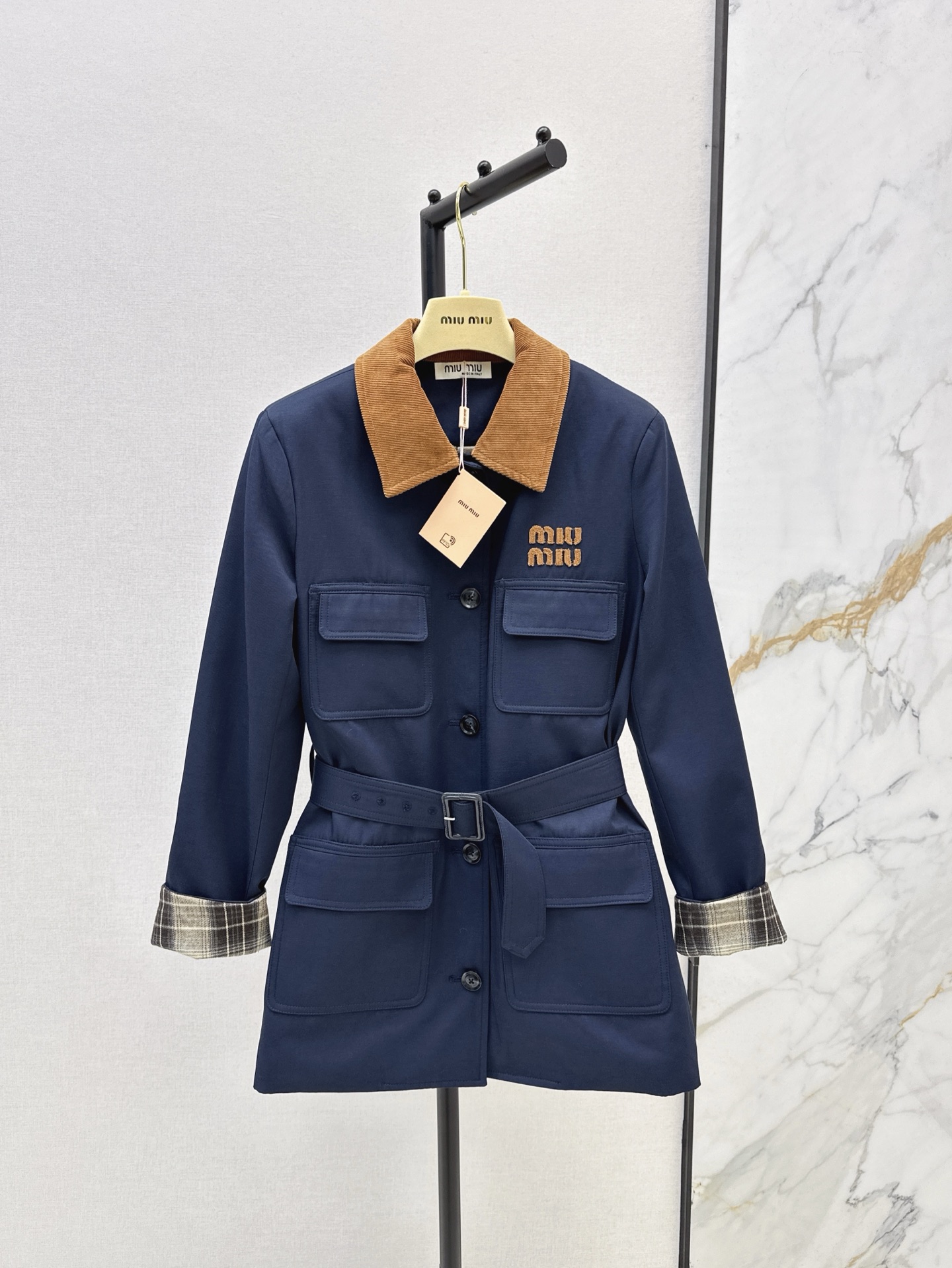 NO:307981,Exclusive model ~Miu 25Ss—————The latest contrasting corduroy lapel silhouette windbreaker in early spring. Retro and fashionable tone. Exclusive imported high-density windbreaker fabric. Paired with plaid inner. A wide texture and delicate pendant feeling. H-style and belt design. Easy to cover the flesh to make you look thin. A fashionable temperament is tall. Elegant and casual high-end feeling. A super aura of the upper body. SML is available in stock. Miumiu, alexander wang.19860909独家款 ～Miu 25Ss————早春最新款撞色灯芯绒翻领廓形风衣 复古时髦的调调 独家进口高密风衣面料 搭配格纹内里 挺阔质感细腻坠感超赞 H版型搭配腰带设计 轻松遮肉显瘦 时髦气质显高挑 优雅随性的高级感 上身气场超赞 一色现货发售sml,,miumiu,alexander wang,Women's clothing