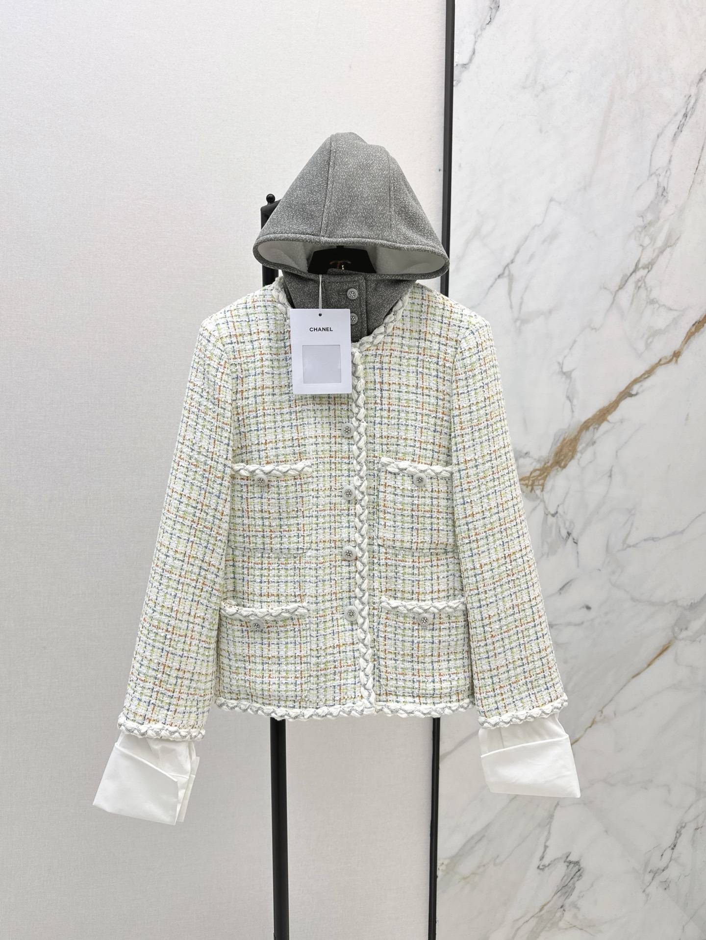 NO:307978,Recommended single models C home 25Ss————The latest vacation series hooded twill soft tweed jacket can be detached and worn in multiple styles, can be casual and formal~ yb develops customized colored plaid soft tweed fabric, special yarn knitting for fixed spinning, super classic round neck four-pocket jacket style, cut week is straight and crisp, full of details make people love at a glance, the upper body is super lifting and temperament shows taste, one color is on sale in stock sml 0,,chanel, jackets & coats, jackets & coats,hats,alexander wang19860909爆单款推荐 C家 25Ss————早春最新款度假系列连帽斜纹软花呢外套可拆卸多穿风格 可休闲可正式～～yb开发定制彩色格纹软花呢面料 定纺的特种纱编织 超级经典圆领四口袋夹克版型 裁剪周正挺括 满满的细节让人一眼就爱 上身超级抬气质显品味 一色现货发售sml 0,,chanel,jackets & coats,jackets & coats,hats,alexander wang,Women's clothing