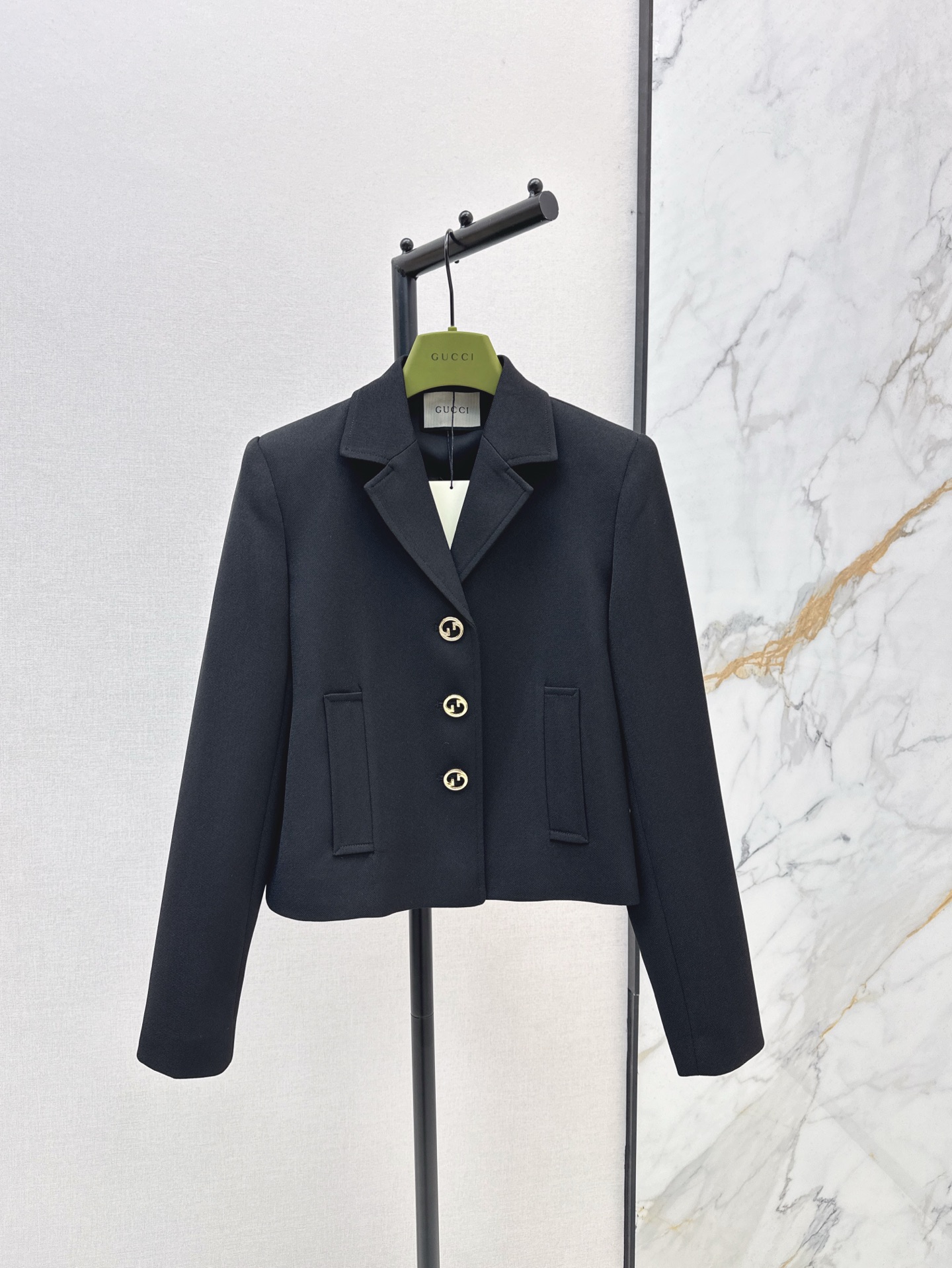 NO:307976,Noble and high-end Gu 25Ss————The latest versatile doll jacket in early spring uses custom twill fabric   Gg buttons. Full of details. Very high-end. The upper body has elegance and nobility. It is OK for daily life or commuting. The A-line doll tailored short style is not picky at all. It is available in stock. s, jackets & coats, alexander wang19860909贵气高级 Gu 25Ss————早春最新款百搭娃娃款外套采用定制的斜纹面料  Gg纽扣 细节感满满 很高级 上身自带优雅和贵气 不管是日常或者通勤都OK A字娃娃款剪裁短款版型也完全不挑人 一色现货发售s,,jackets & coats,alexander wang,Women's clothing