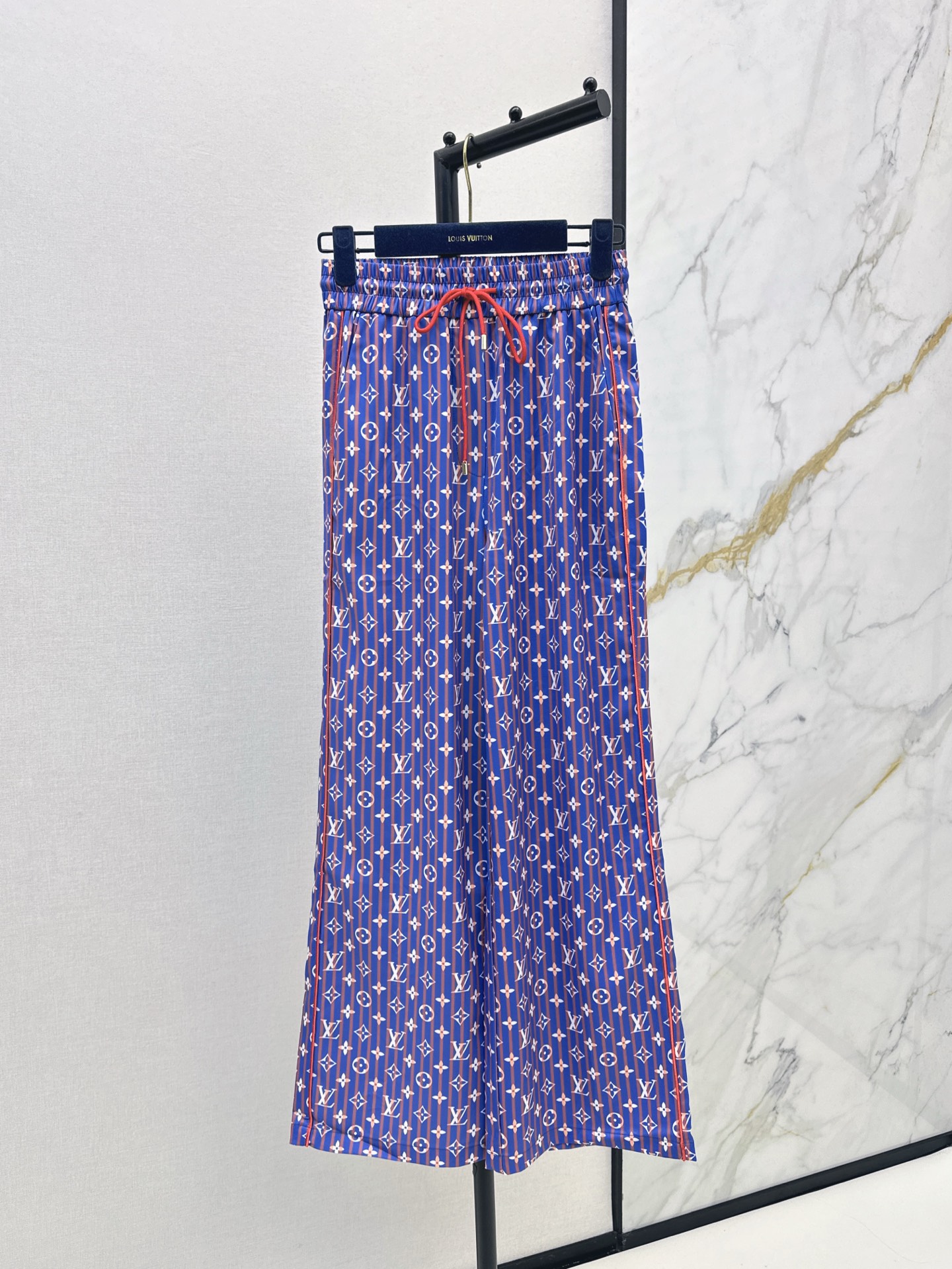 NO:308545,Home 25Ss———The latest classic logo for spring and summer, straight trousers are not picky about body requirements. The upper body is very flat and upright!  The matching style is also very popular. Exquisite and high-end customization. The textured fabric is super texture. Retro and elegant. The upper body is cool and handsome. The age-reducing fashionable style. Two colors are available in stock. Alexander wang19860909家 25Ss————春夏最新款经典logo直筒长裤不挑剔身形要求 上身板板正正特别赞！搭配的风格也很通吃 精致高级定制 富有肌理感的面料质感超赞 复古优雅 上身酷帅减龄时髦精 两色现货发,,alexander wang,Women's clothing